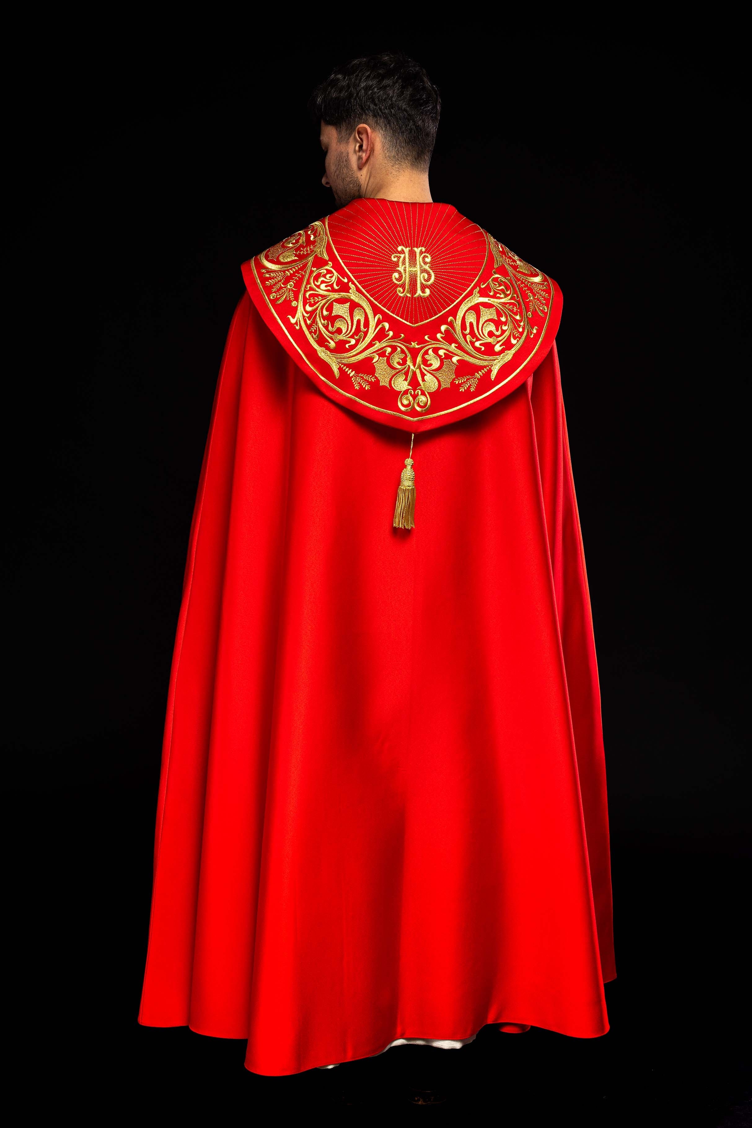 Kapa liturgiczna bogato haftowana IHS w kolorze czerwonym - ORNATY.PL