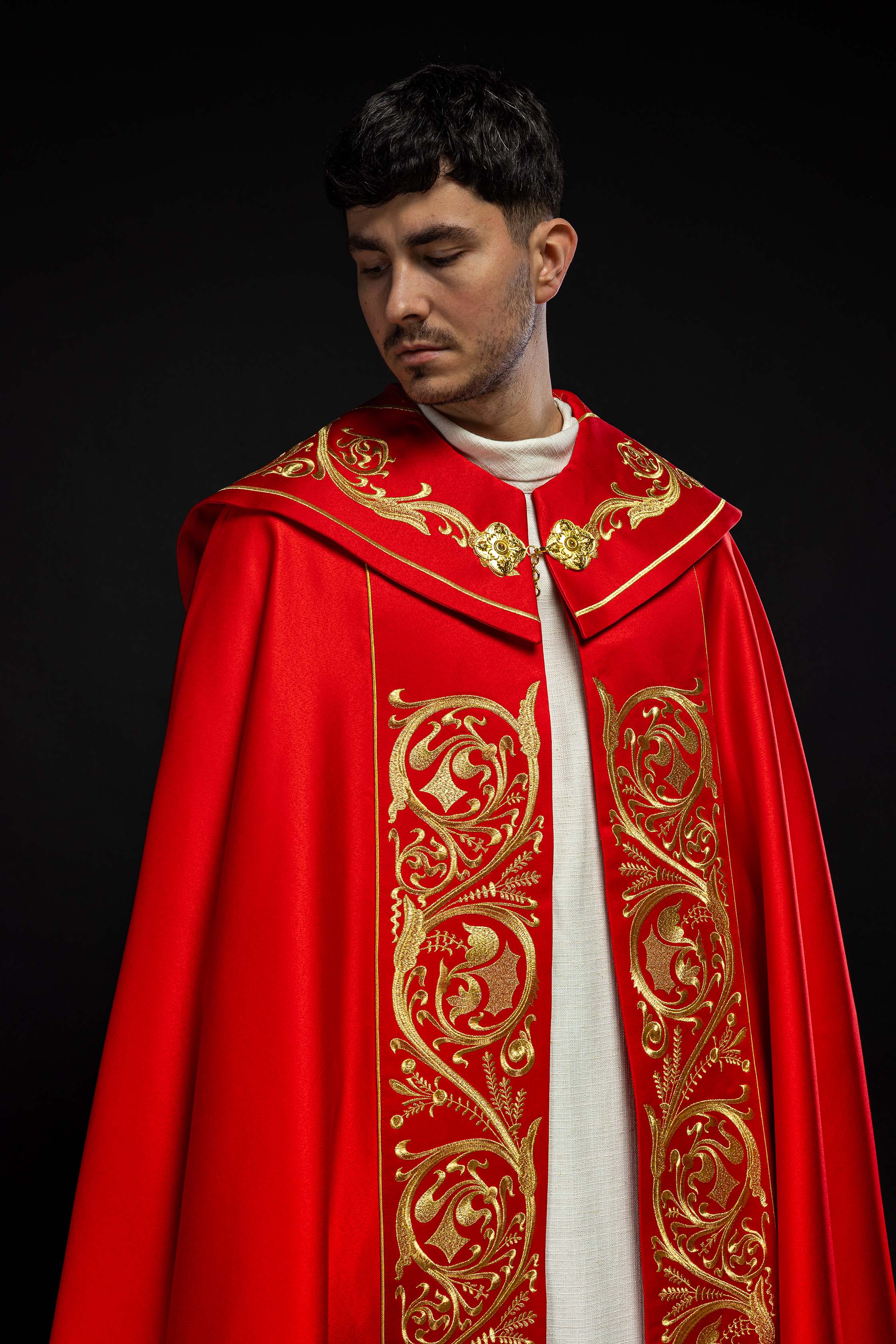 Kapa liturgiczna bogato haftowana IHS w kolorze czerwonym - ORNATY.PL