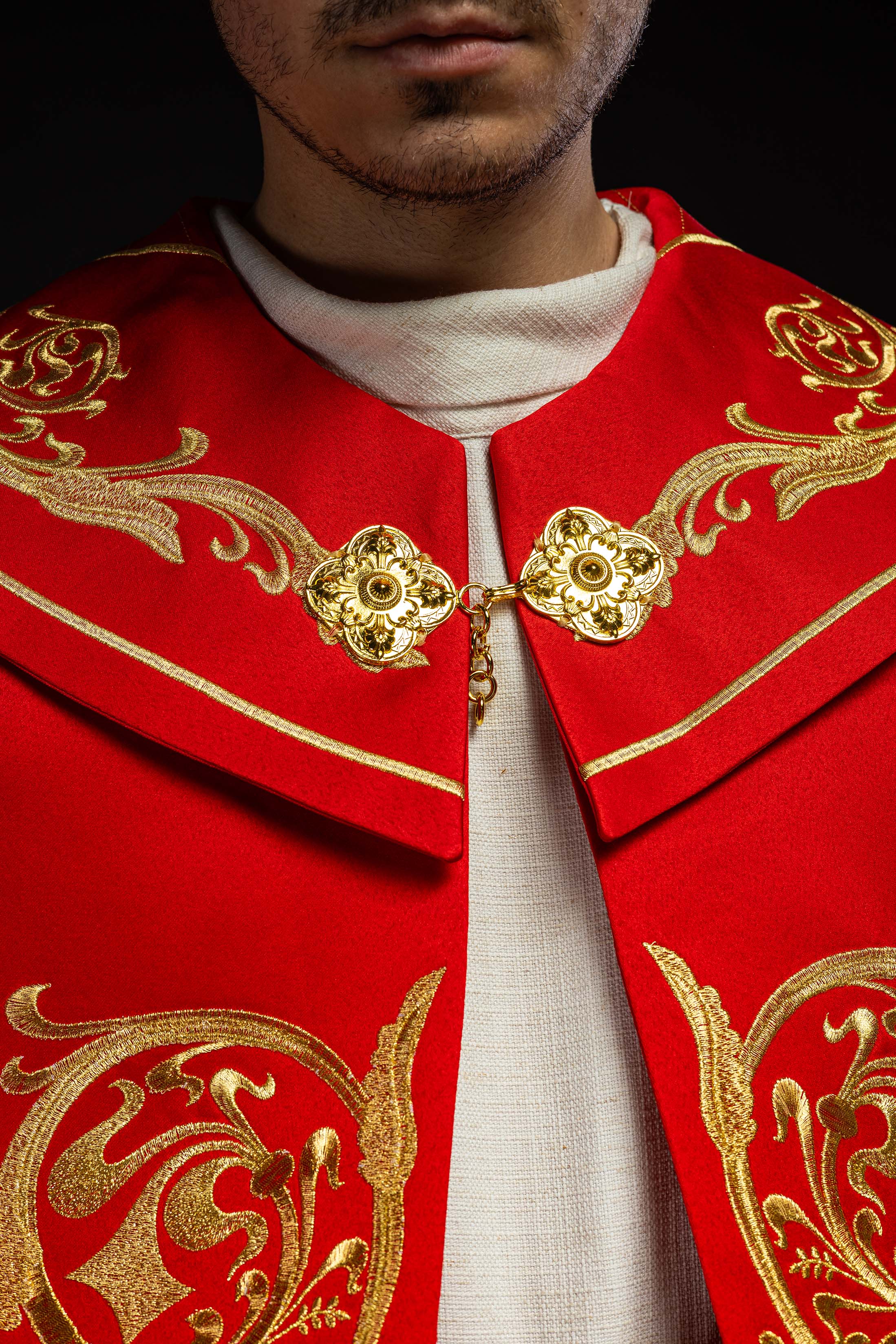 Kapa liturgiczna bogato haftowana IHS w kolorze czerwonym - ORNATY.PL