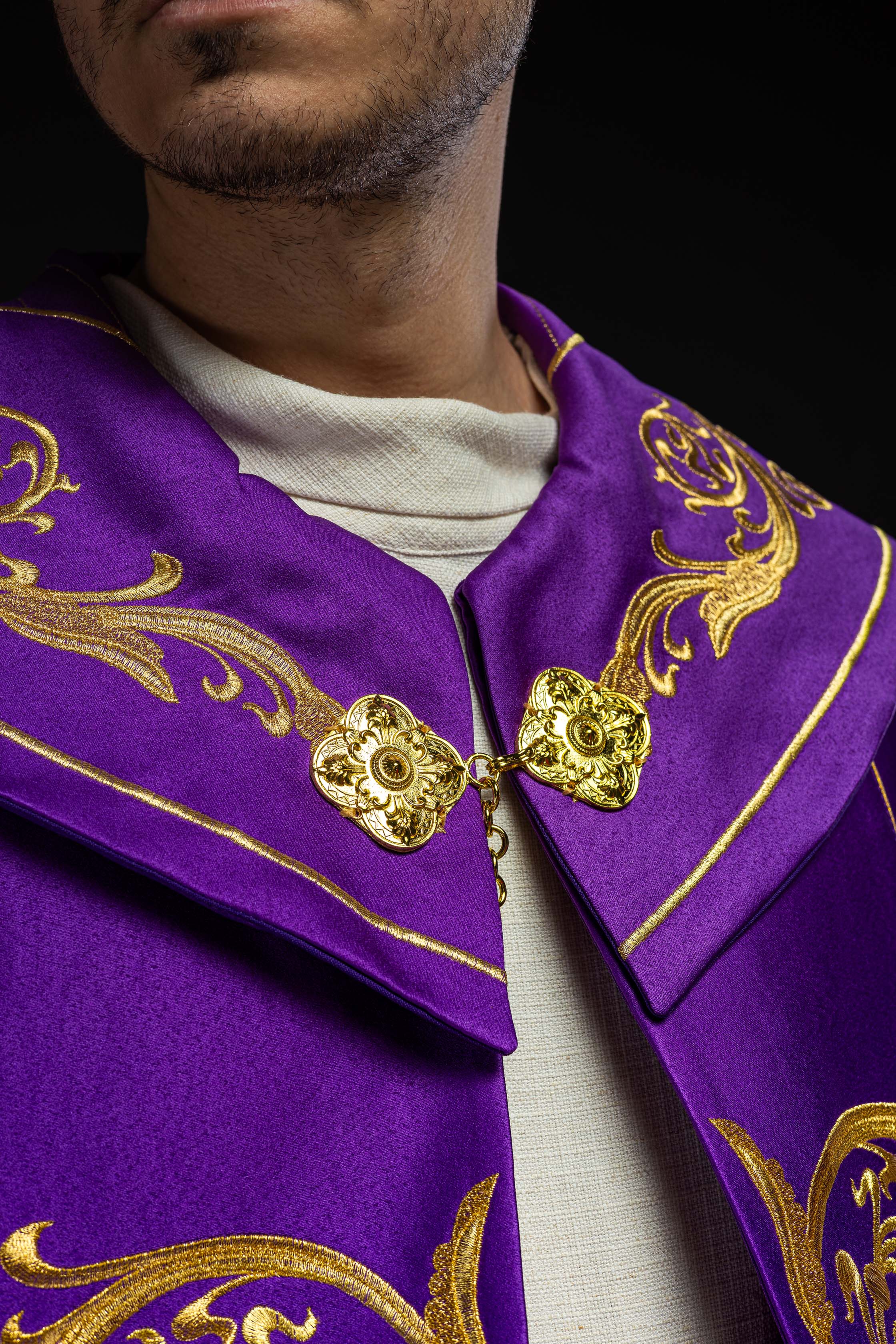 Fioletowa kapa liturgiczna z złotym monogramem IHS - ORNATY.PL