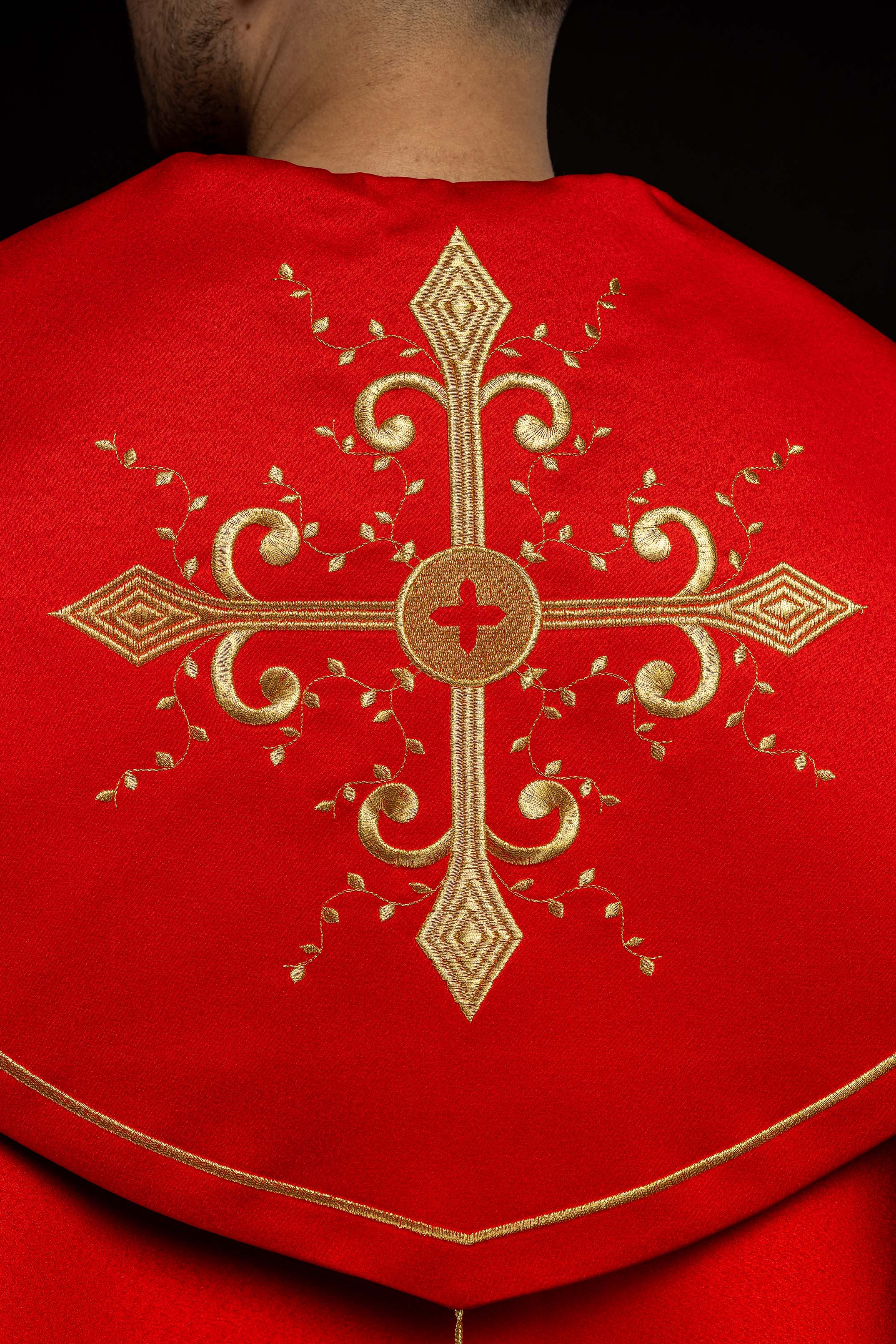 Czerwona kapa liturgiczna z haftem w złote krzyże - ORNATY.PL