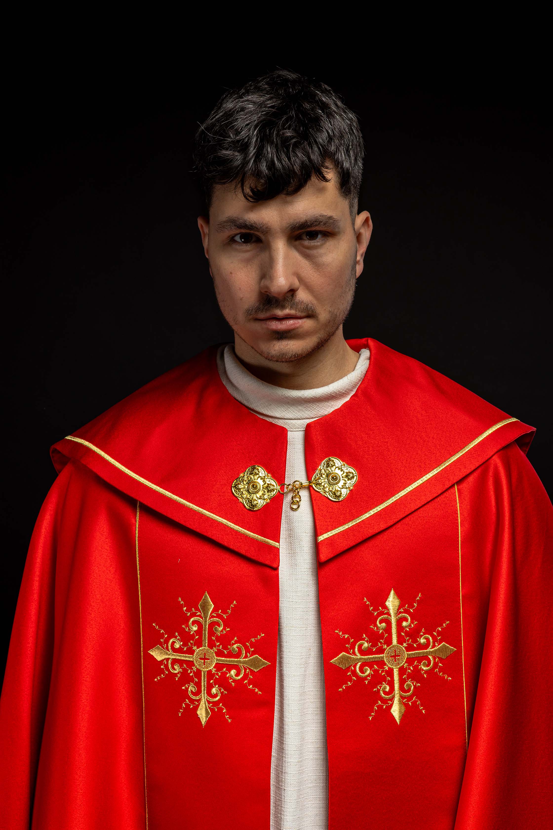 Czerwona kapa liturgiczna z haftem w złote krzyże - ORNATY.PL