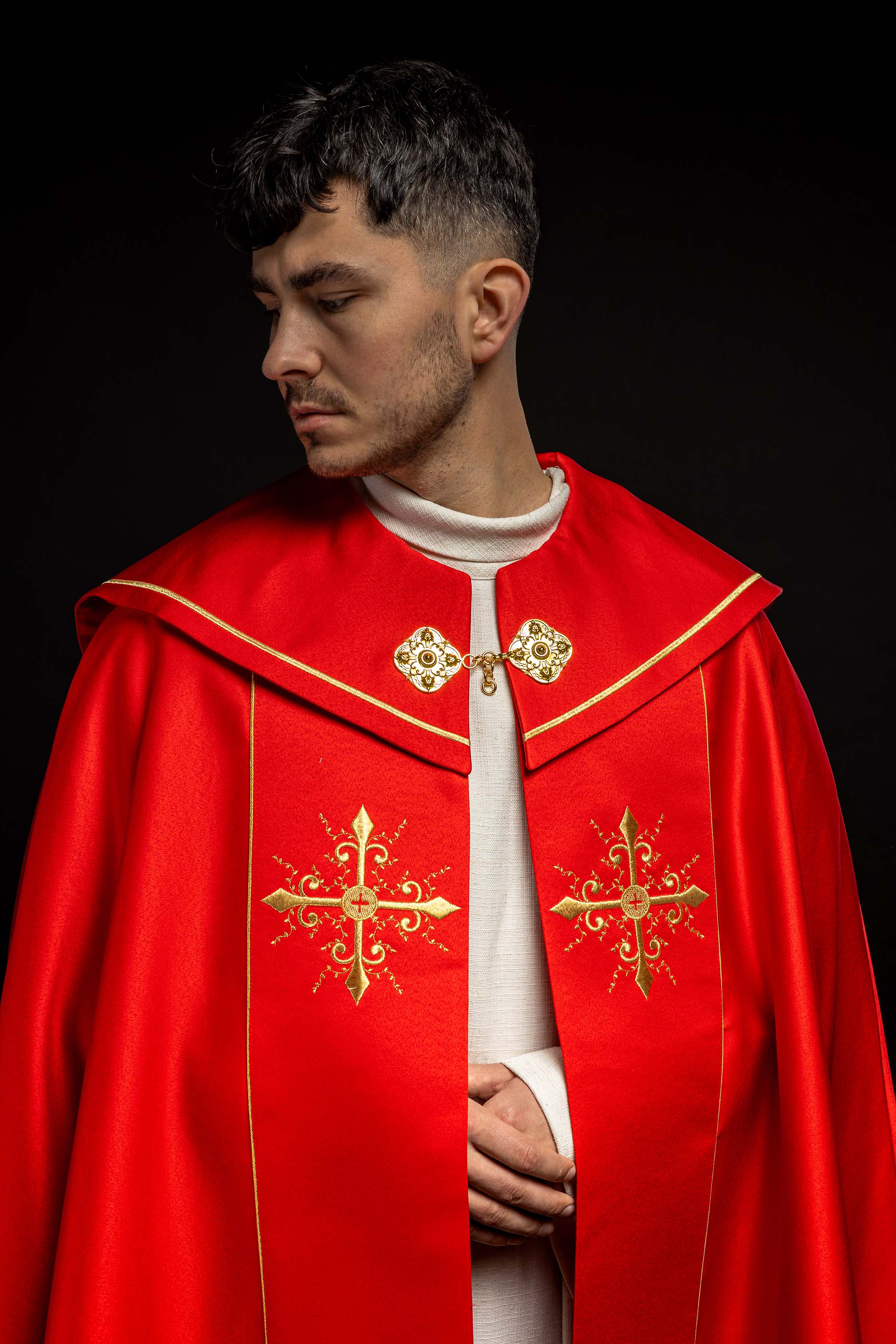 Czerwona kapa liturgiczna z haftem w złote krzyże - ORNATY.PL