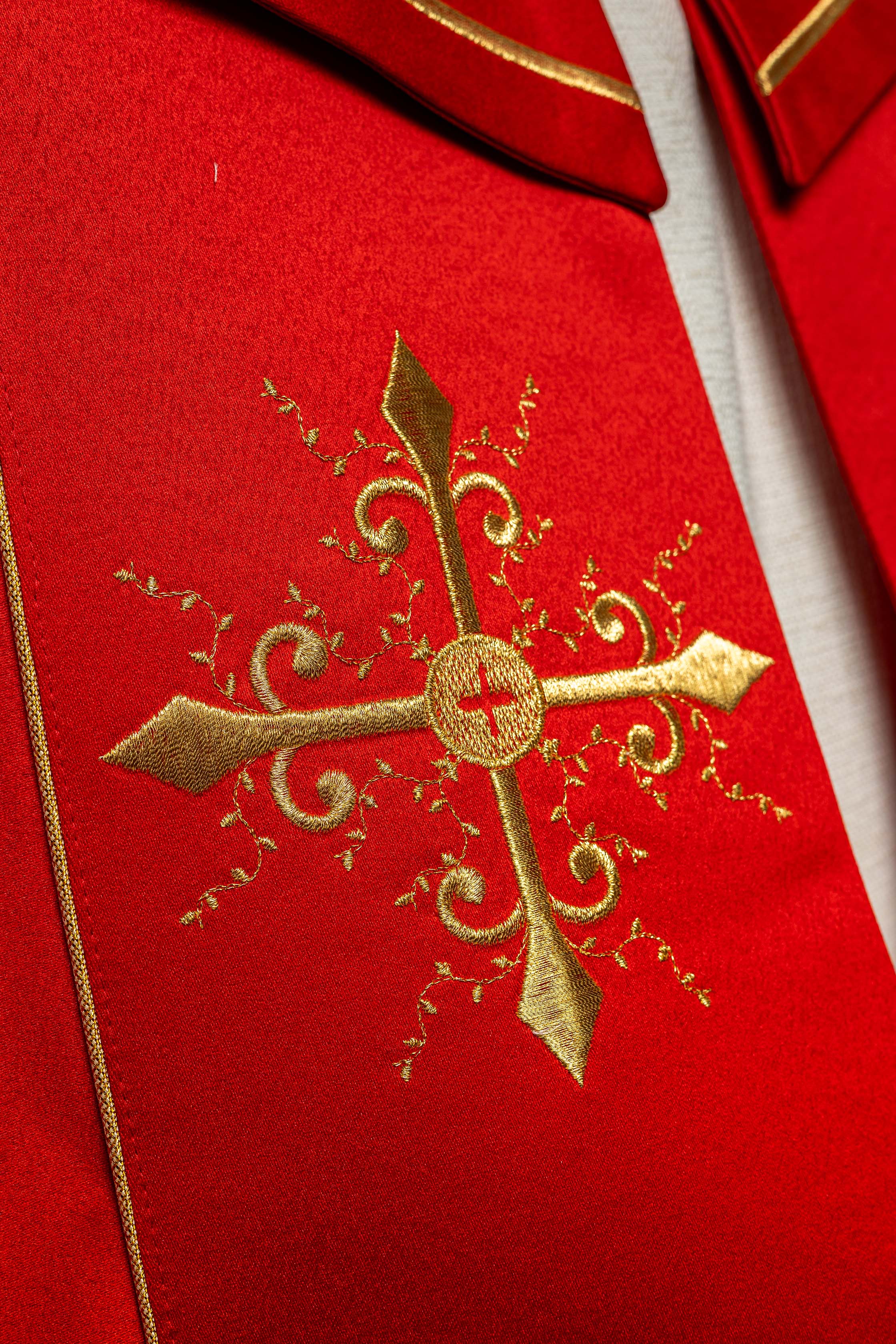 Czerwona kapa liturgiczna z haftem w złote krzyże - ORNATY.PL