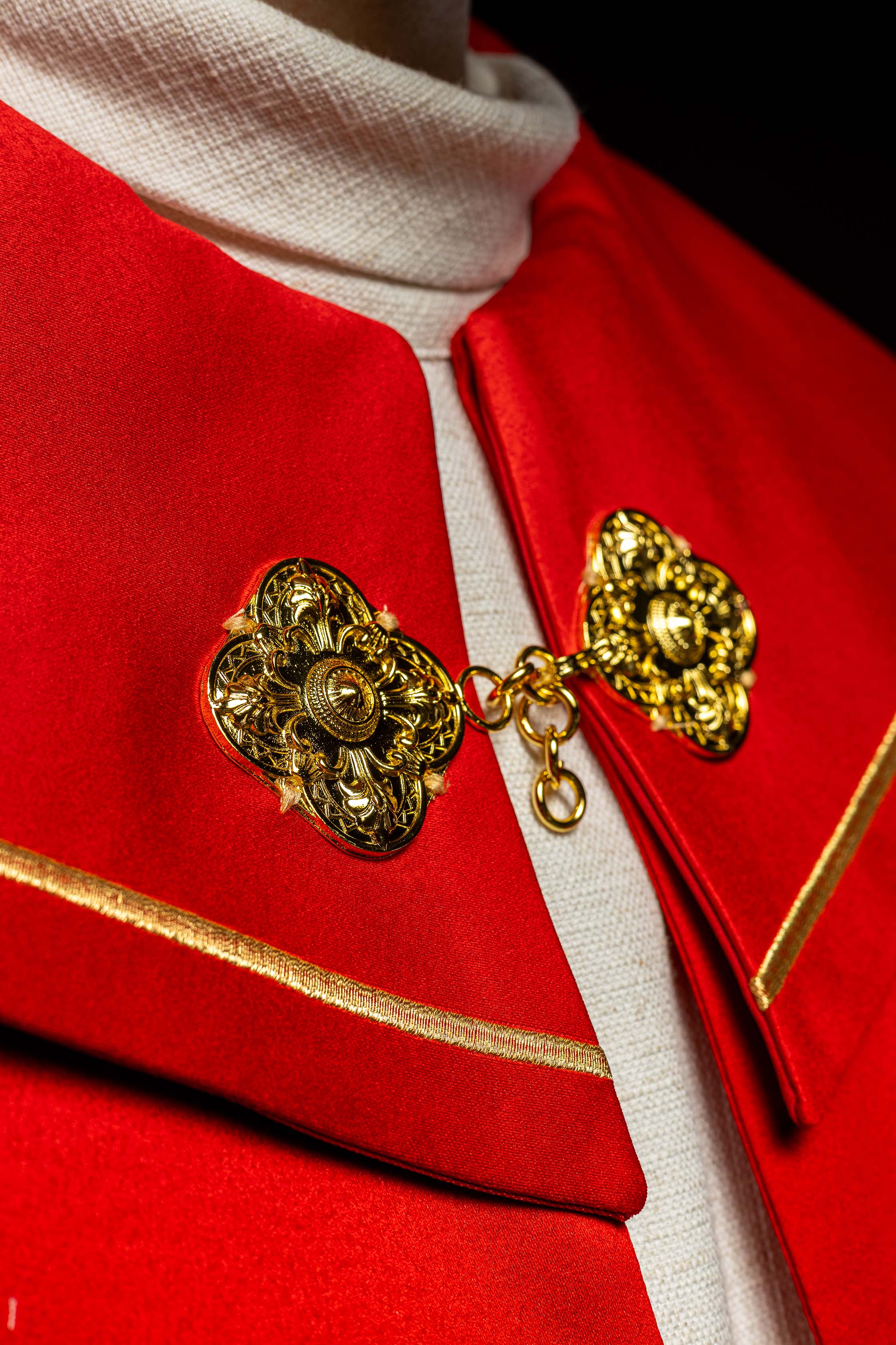 Czerwona kapa liturgiczna z haftem w złote krzyże - ORNATY.PL
