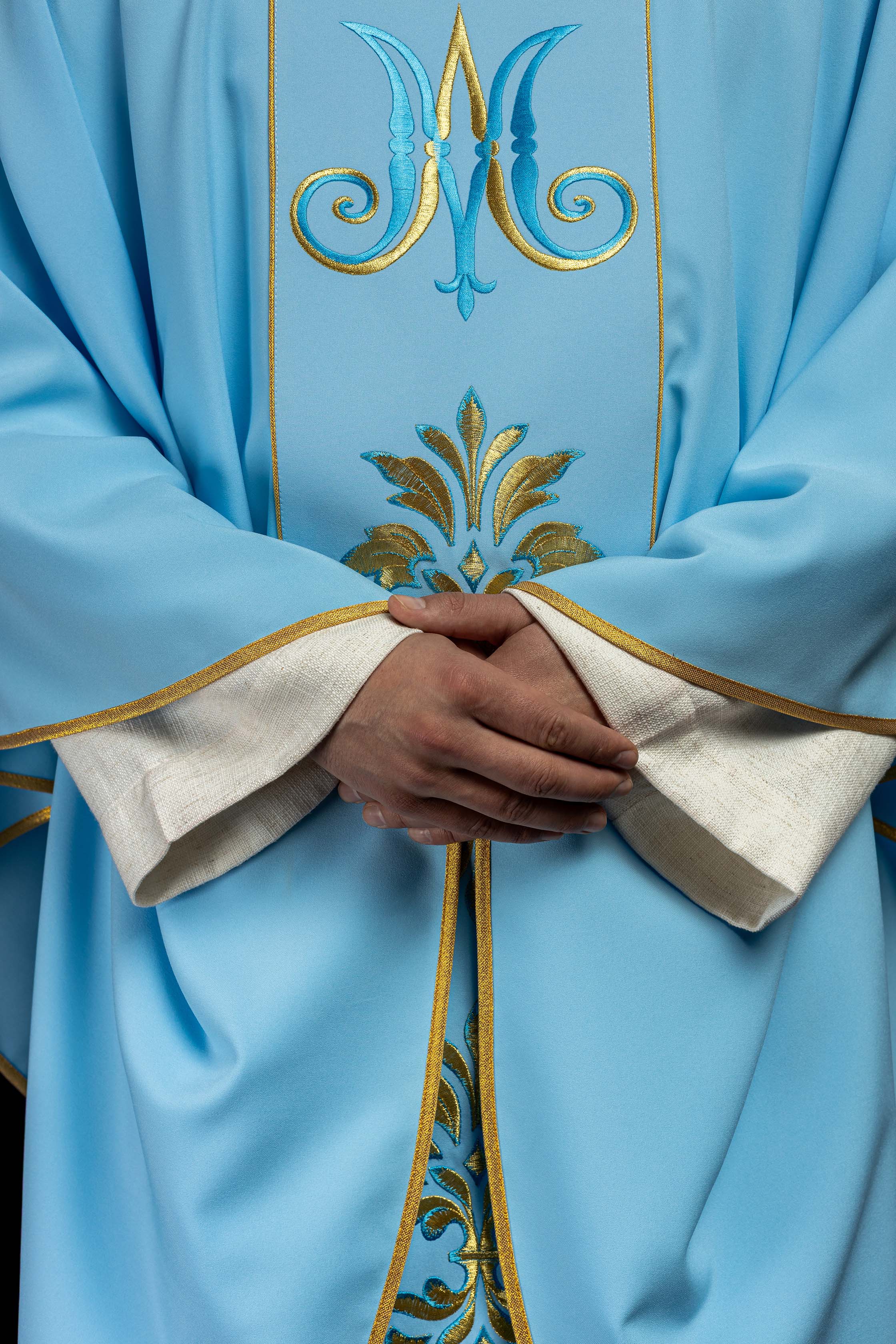 Ornat haftowany z motywem Maryjnym Niebieski - ORNATY.PL