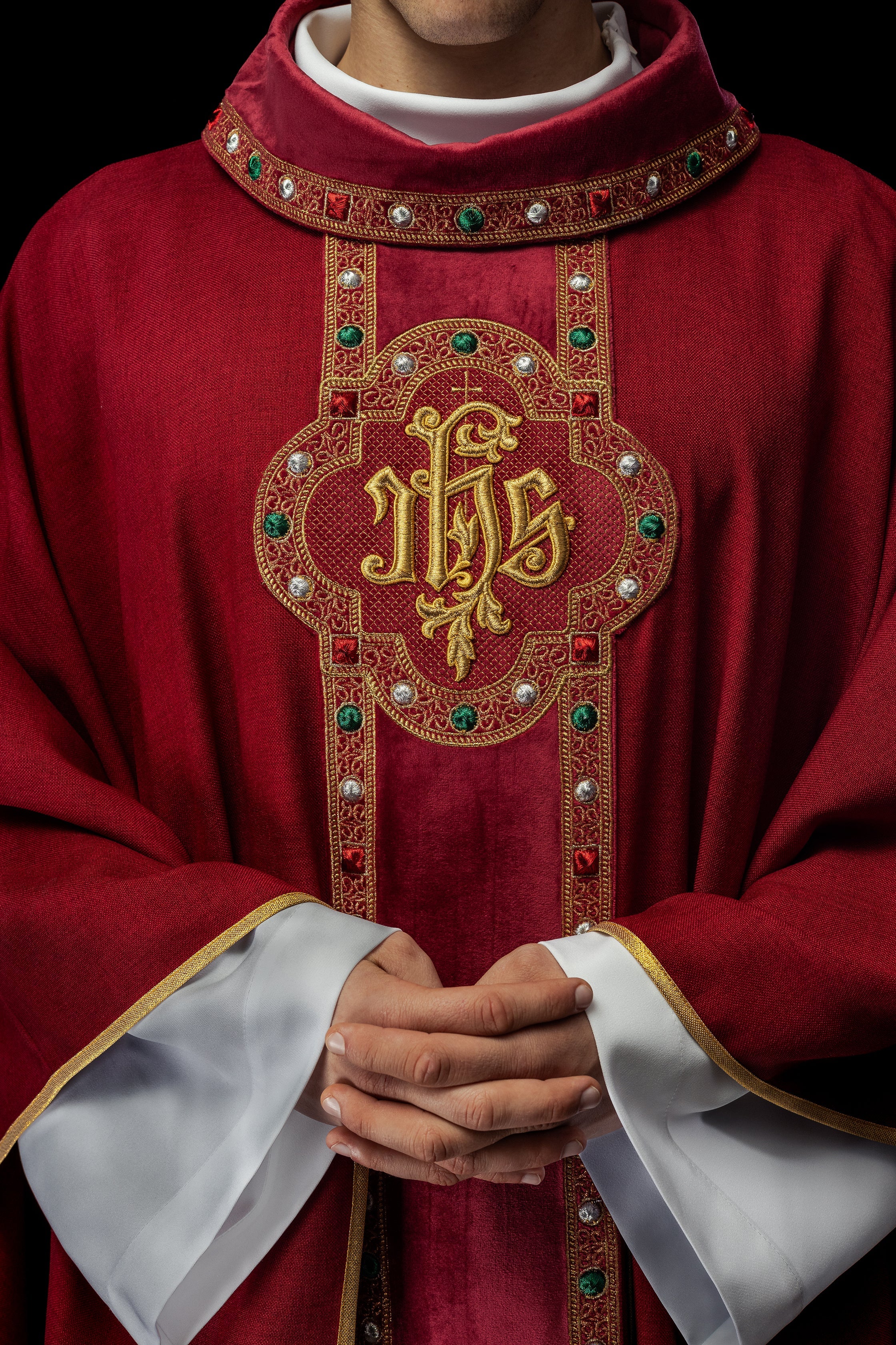 Ornat z bogato haftowanym pasem i lamówką wokół haftu IHS i kołnierza w kolorze czerwonym - ORNATY.PL