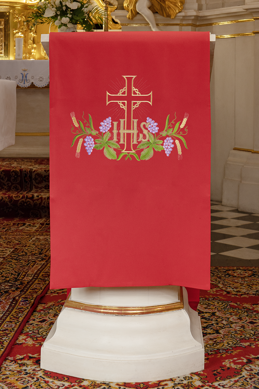 Czerwona serweta na lektorium haftowana z motywem IHS i krzyżem - ORNATY.PL