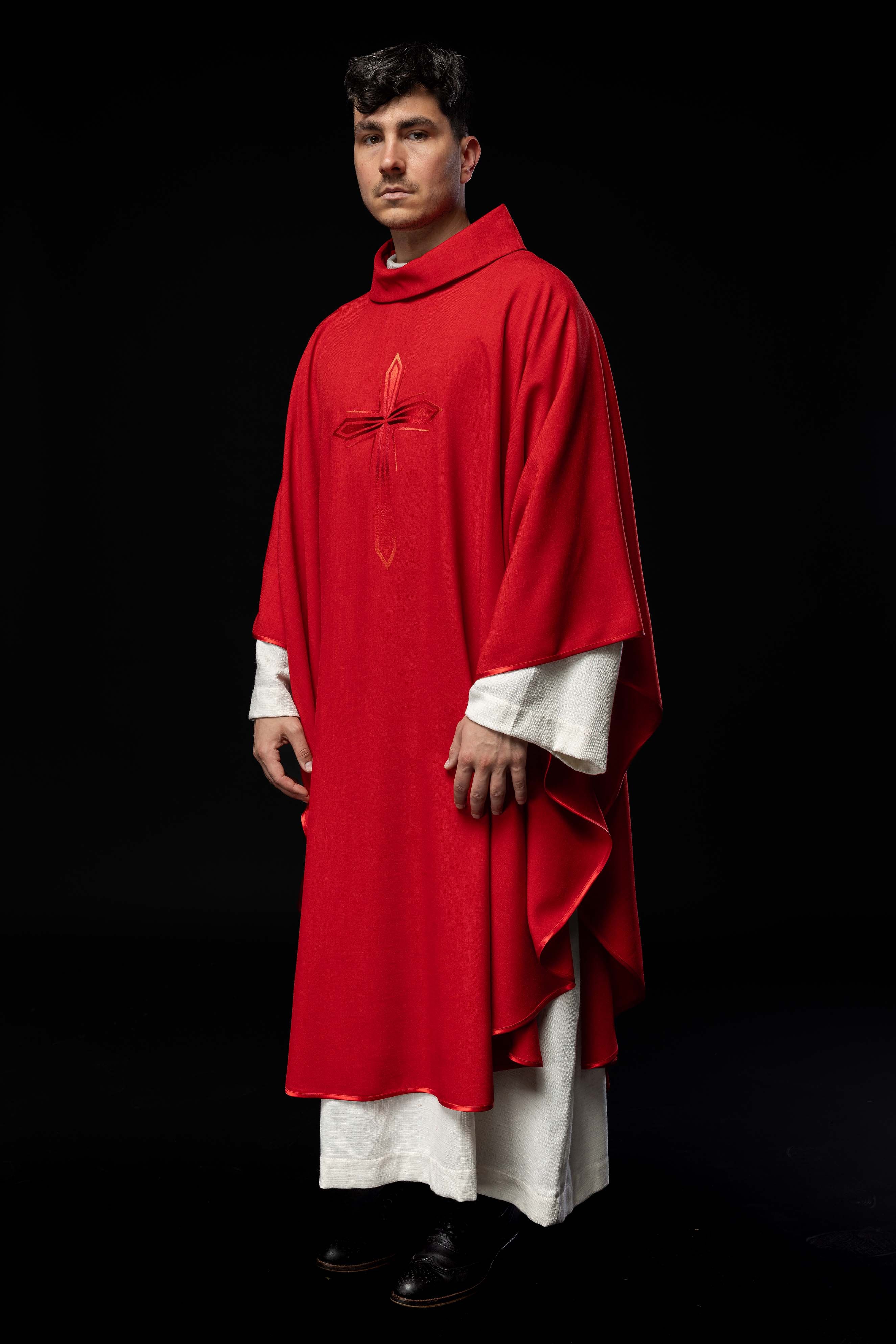 Casulla roja bordada