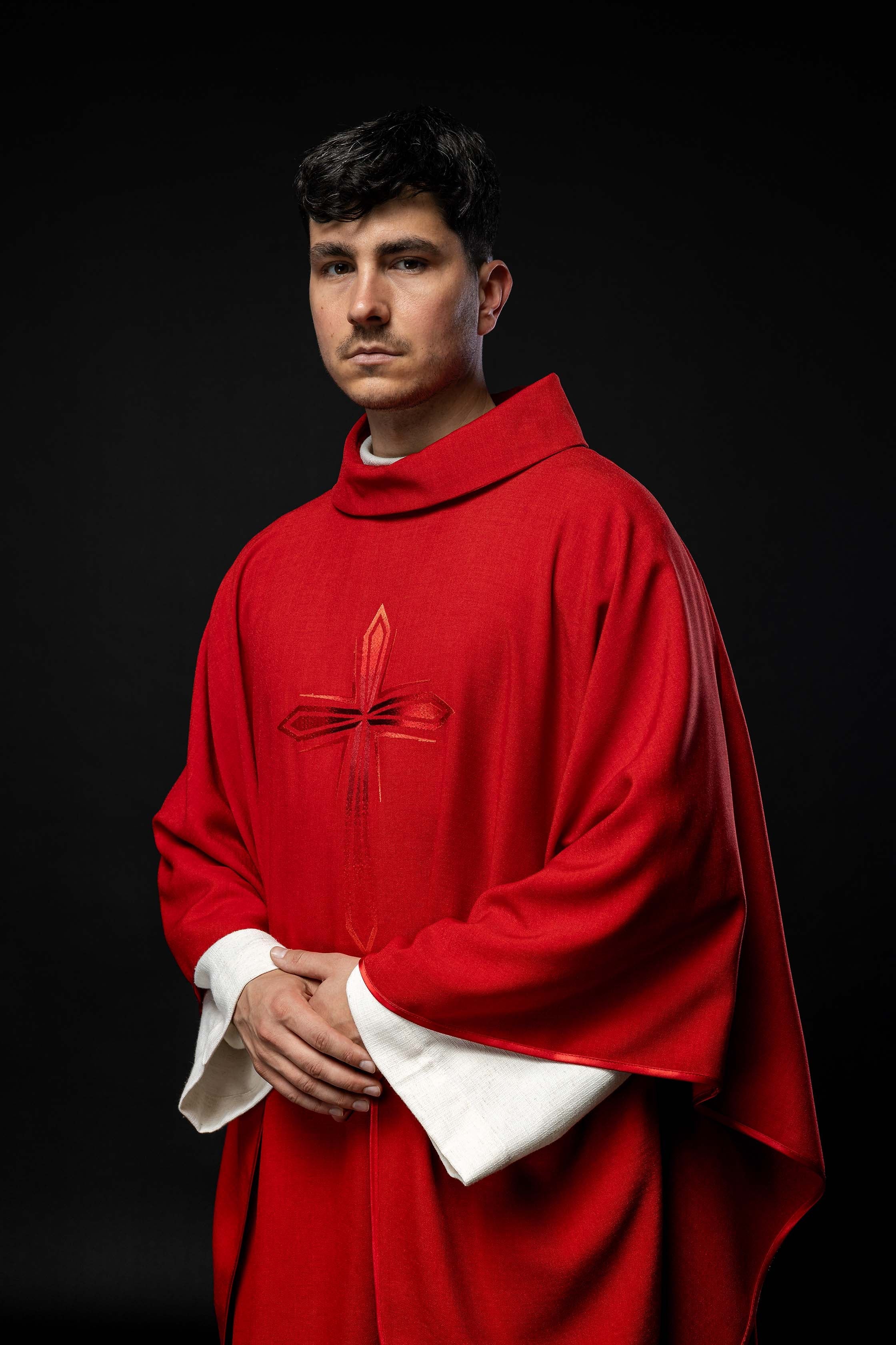 Casulla roja bordada
