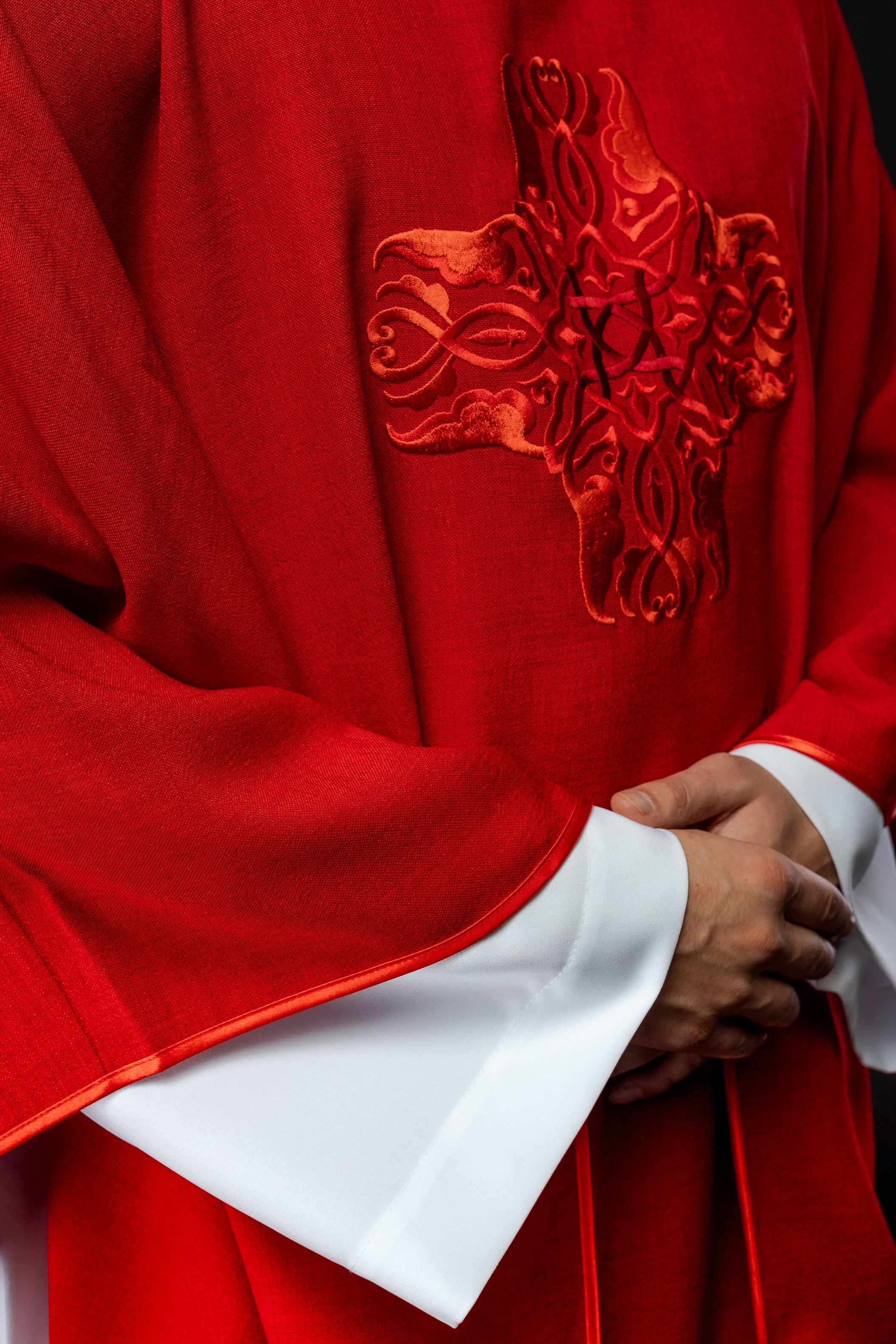 Casulla roja con Cruz bordado