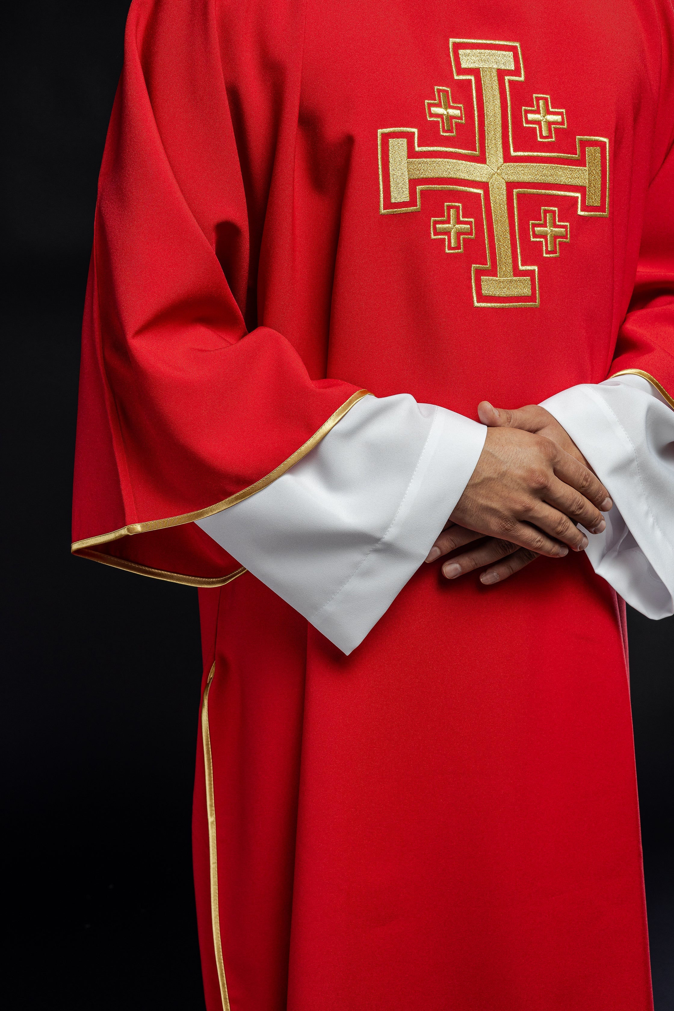 Dalmática roja con cruces de oro bordadas