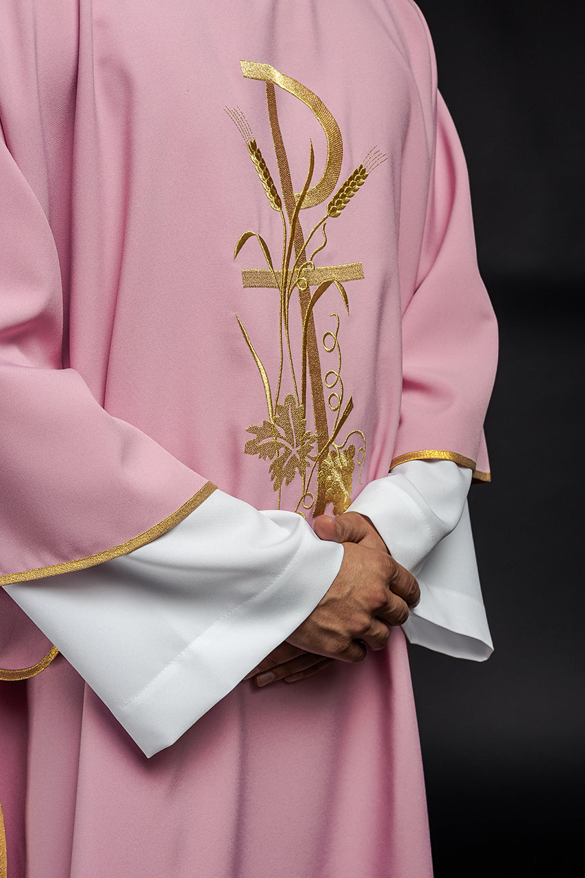 Dalmática rosa con bordado cruzado Pax dorado