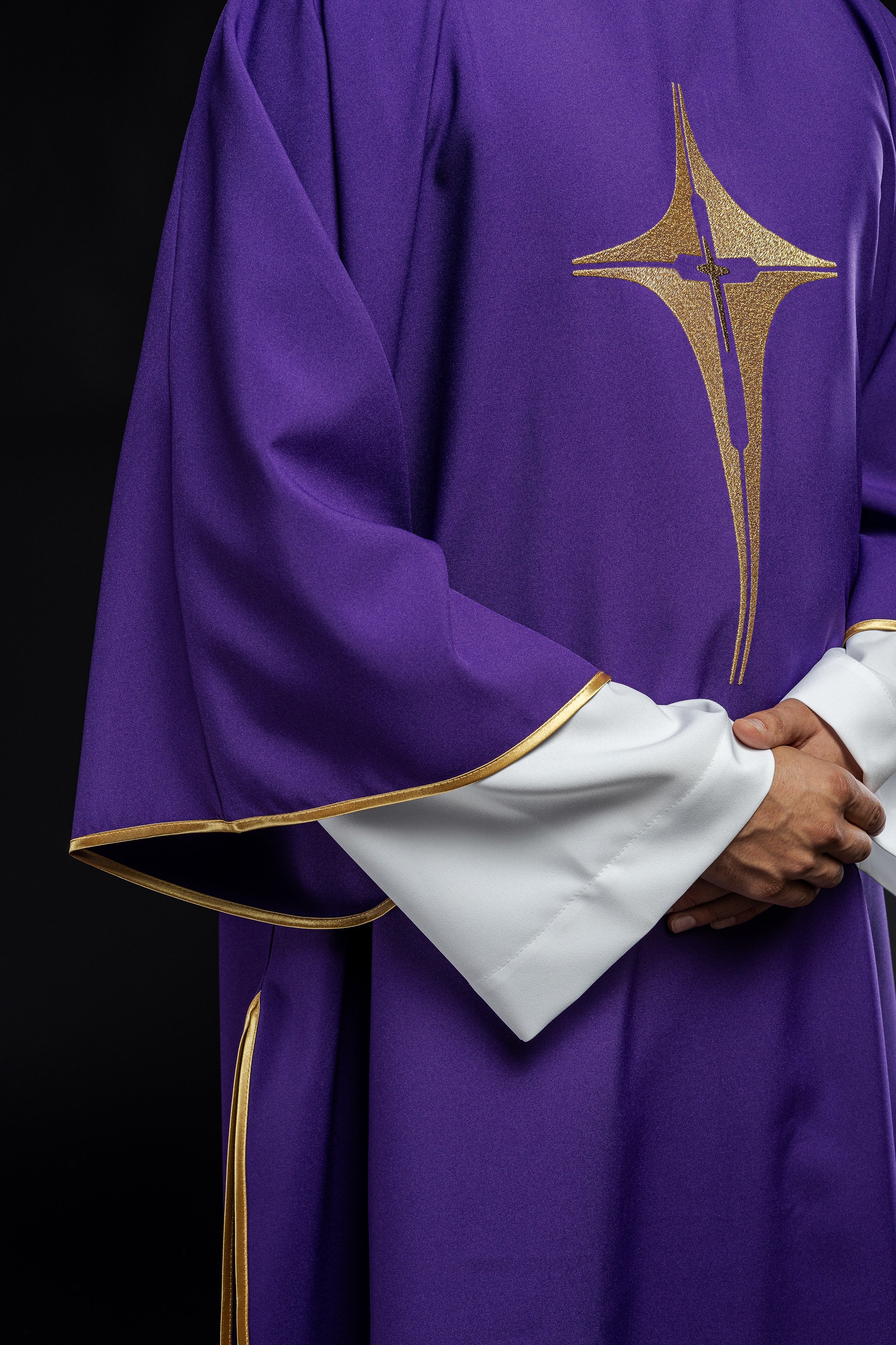 Dalmática morado con cruz de oro bordada