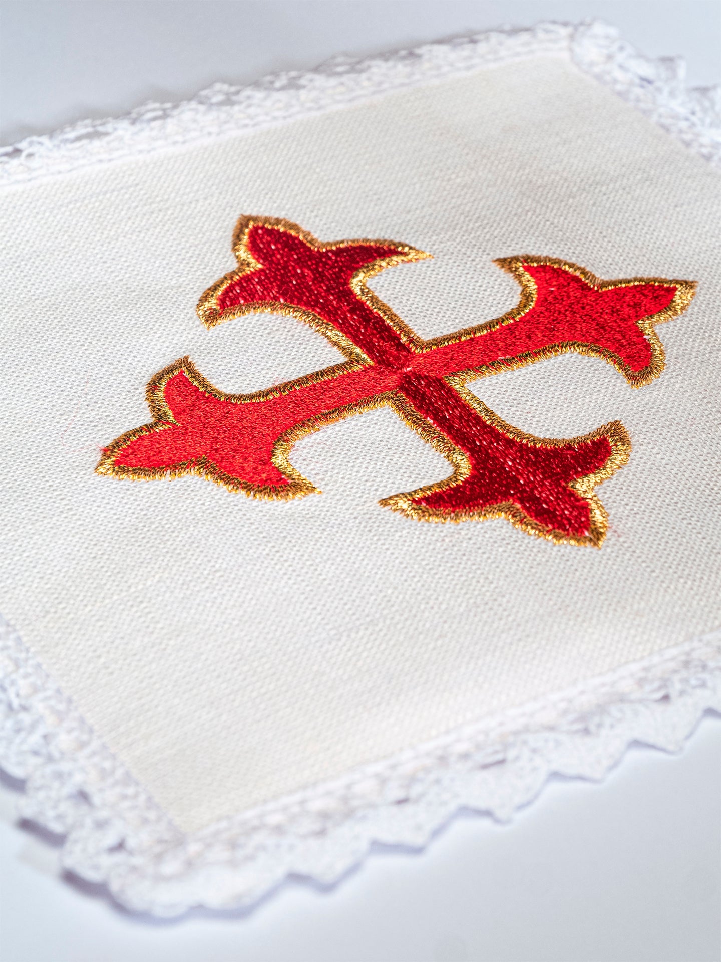 Juego de altar lino con Cruz rojo bordado