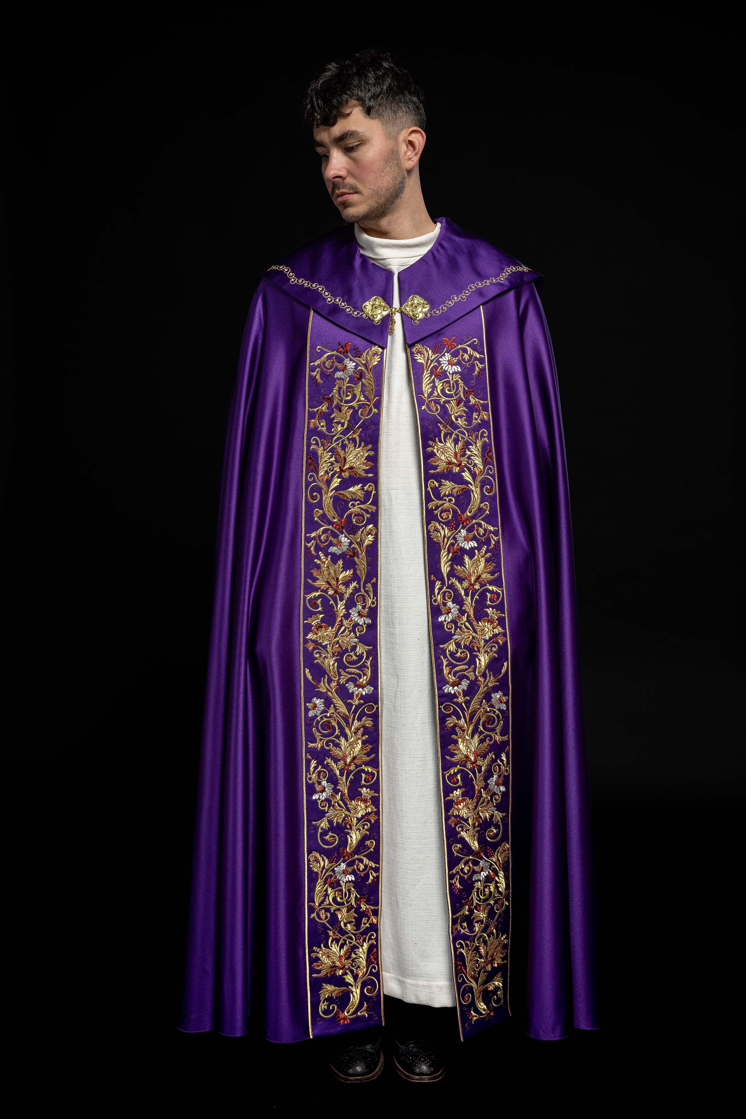 Kapa eucharystyczna z bogato zdobionym monogramem w kolorze fioletowym - ORNATY.PL