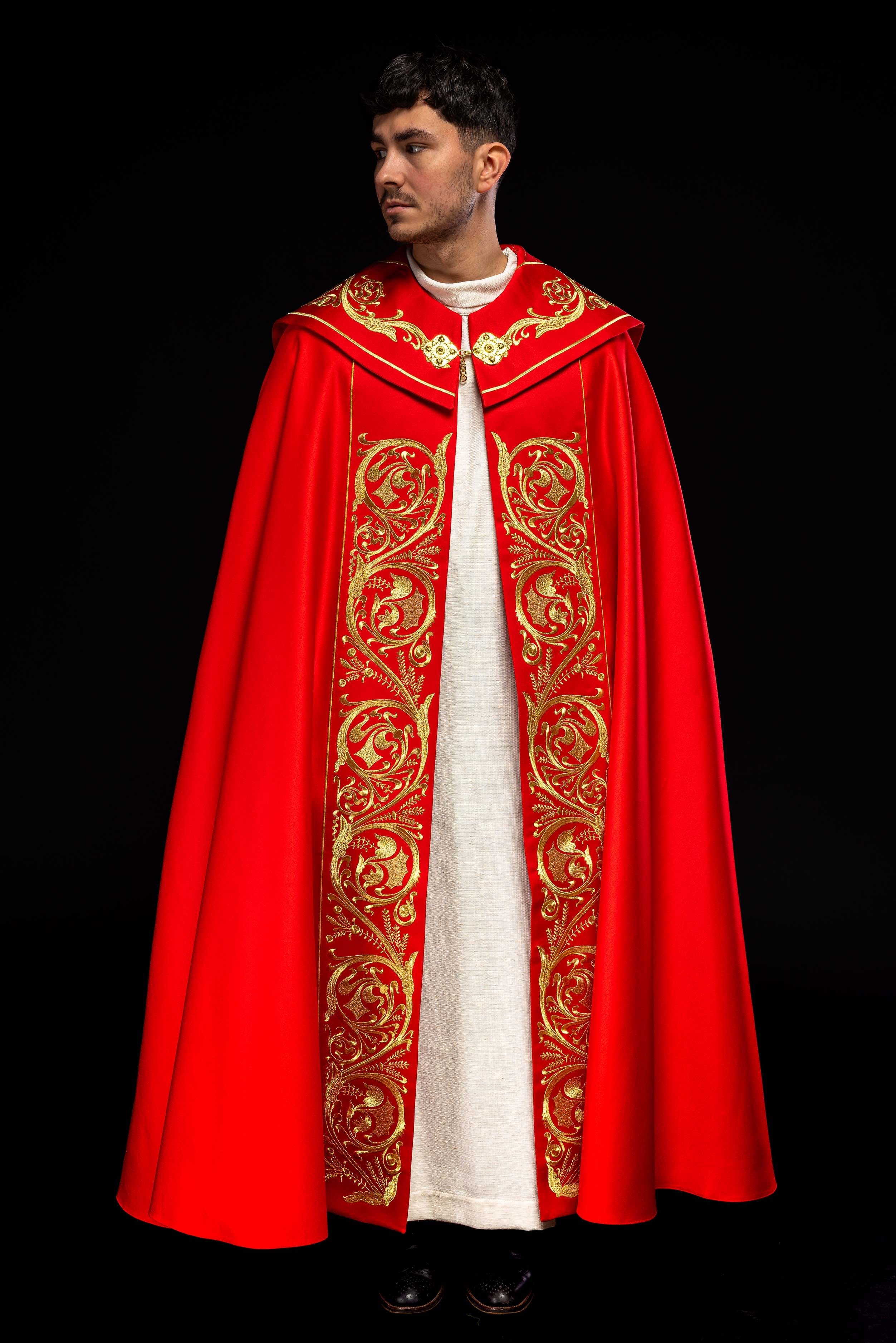 Kapa liturgiczna bogato haftowana IHS w kolorze czerwonym - ORNATY.PL