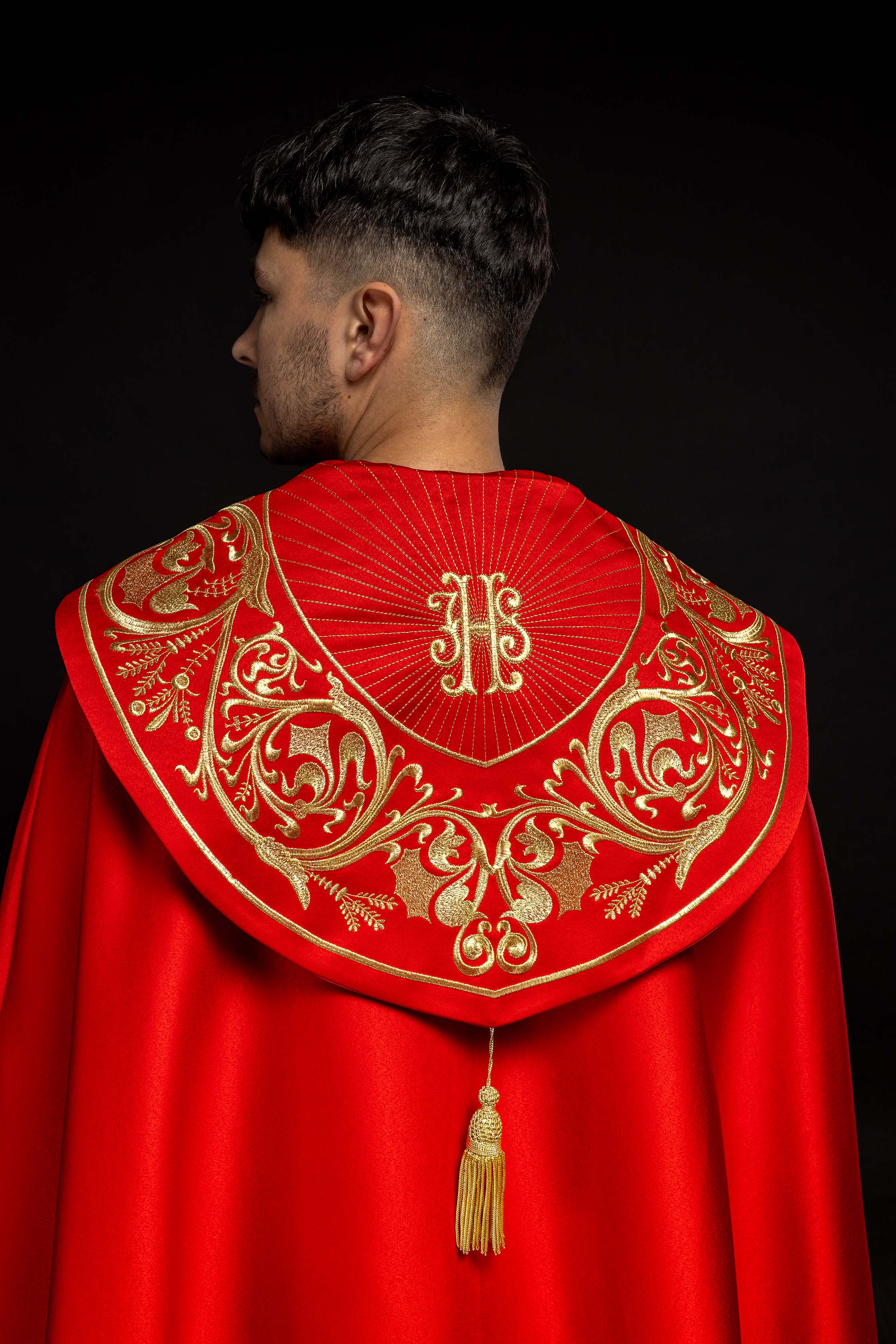 Kapa liturgiczna bogato haftowana IHS w kolorze czerwonym - ORNATY.PL