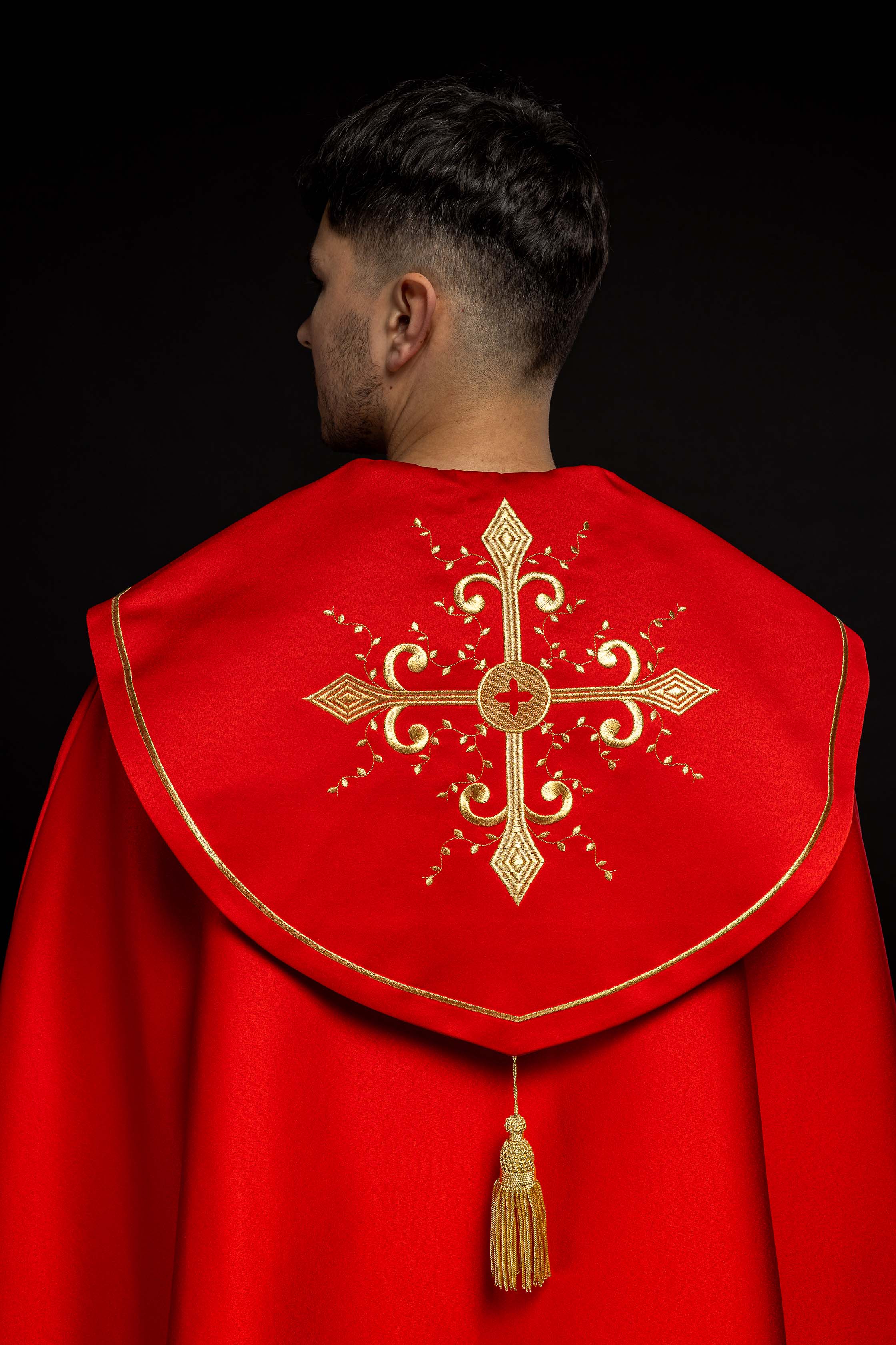 Czerwona kapa liturgiczna z haftem w złote krzyże - ORNATY.PL