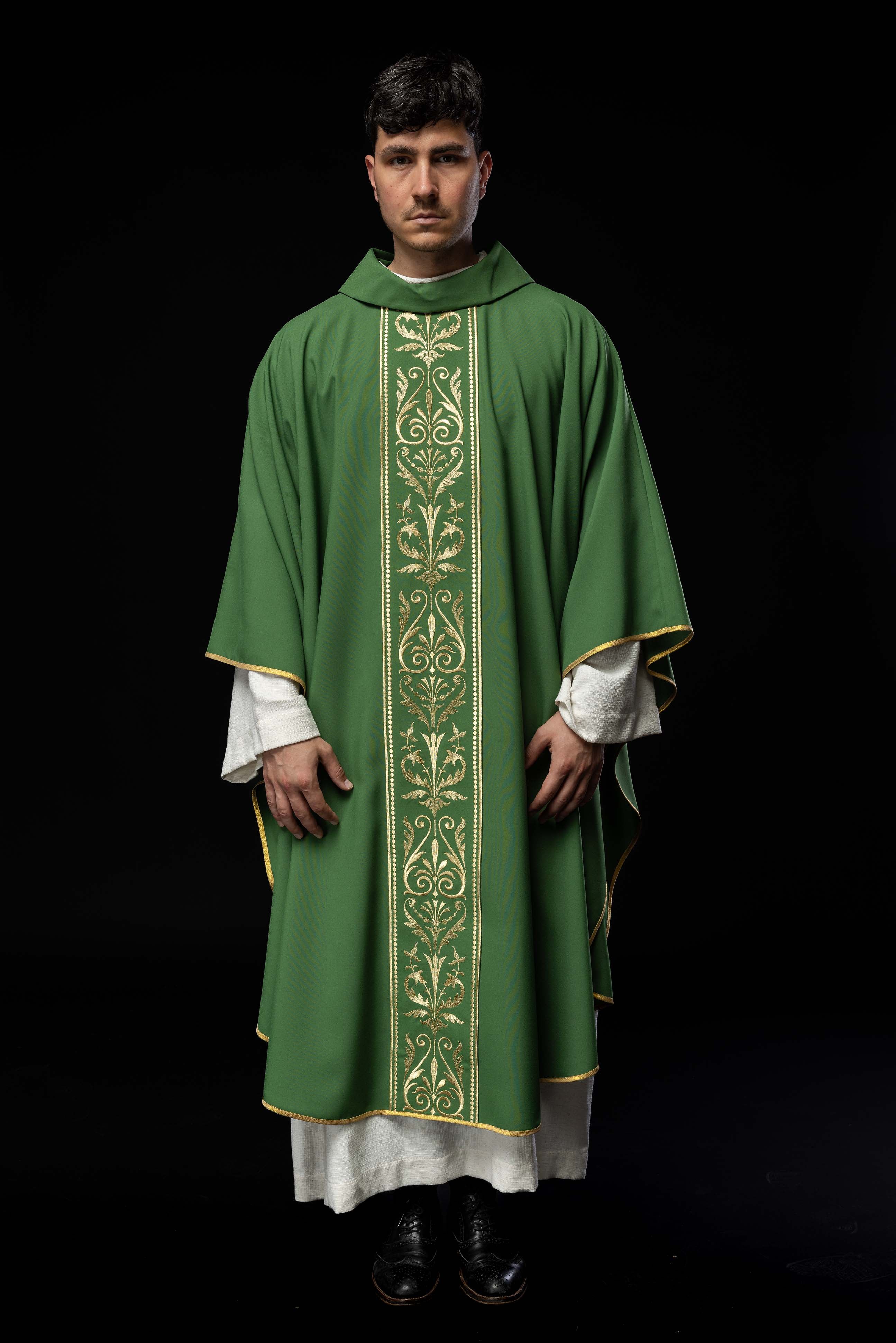 Casulla verde con motivo bordado dorado