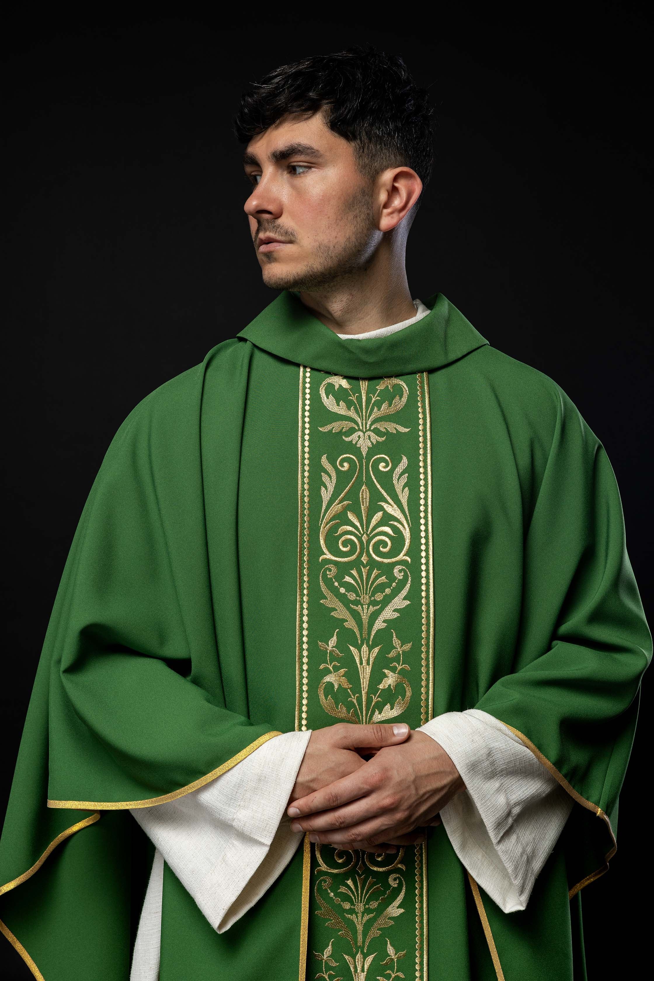 Casulla verde con motivo bordado dorado