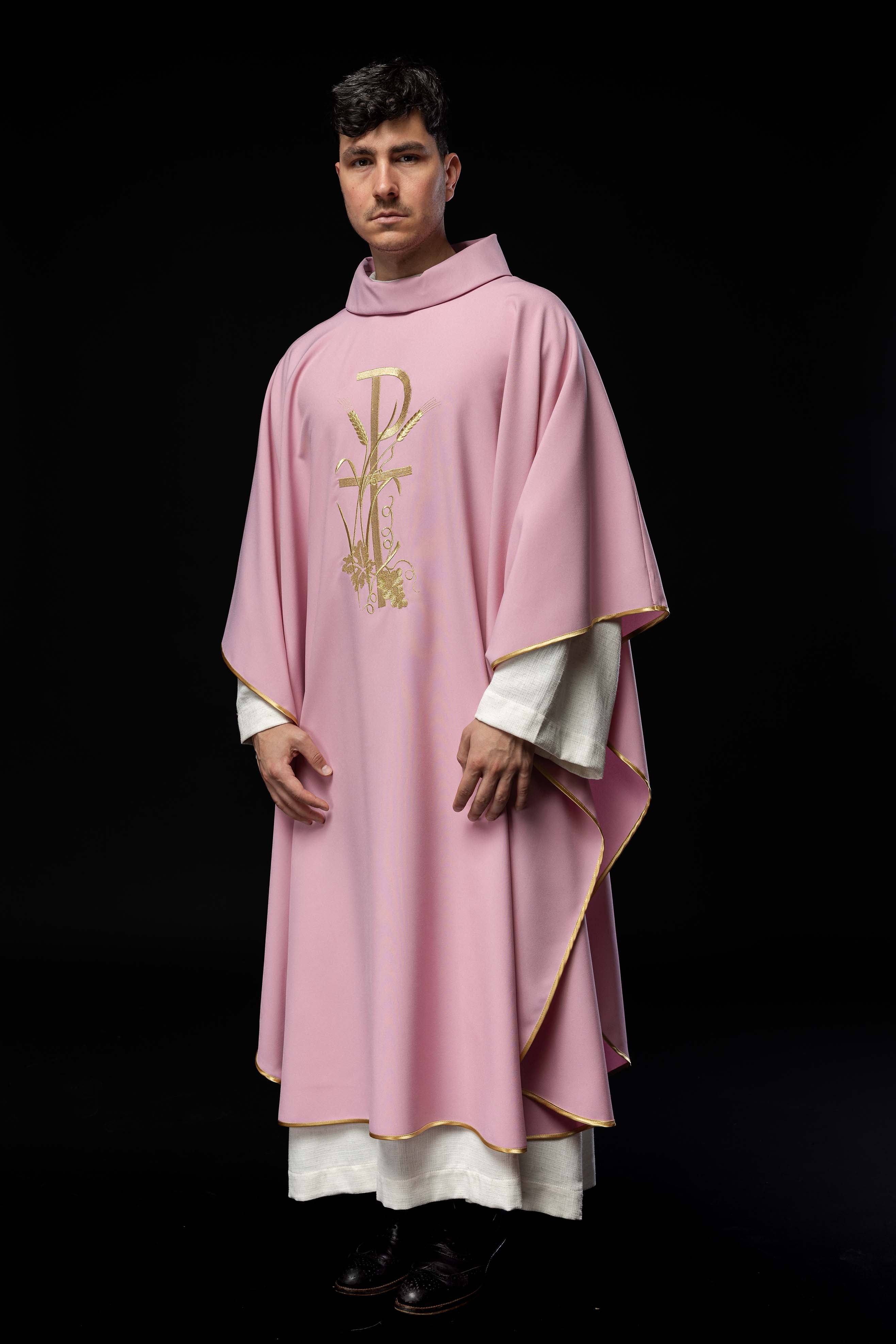 Casulla rosa con bordado dorado Cruz