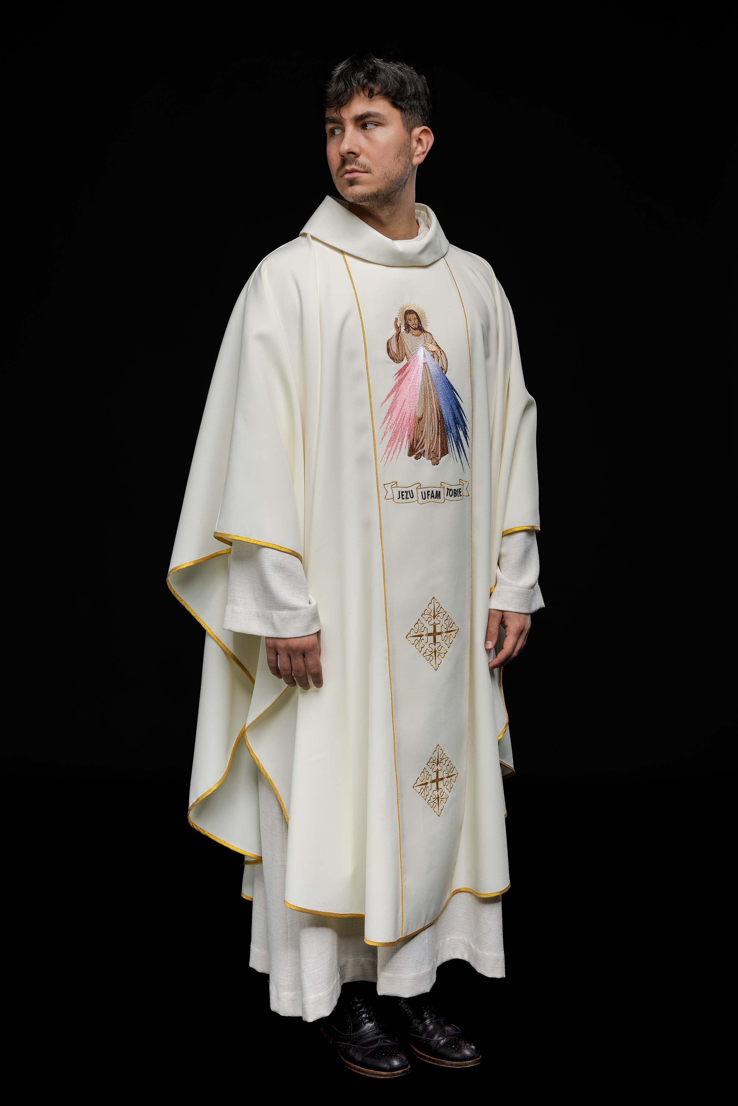 Casulla marfil con bordado Jesús misericordioso