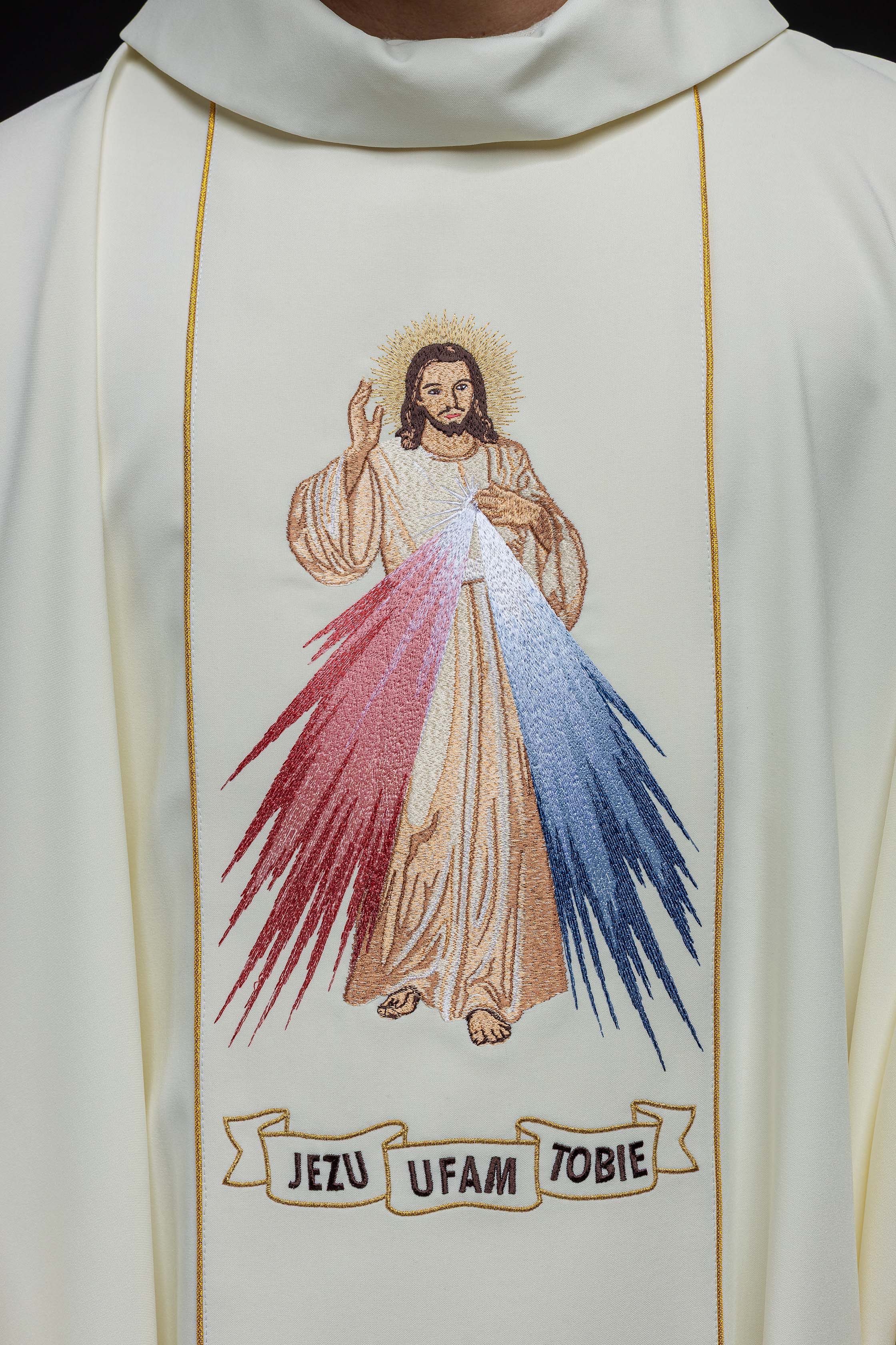 Casulla marfil con bordado Jesús misericordioso