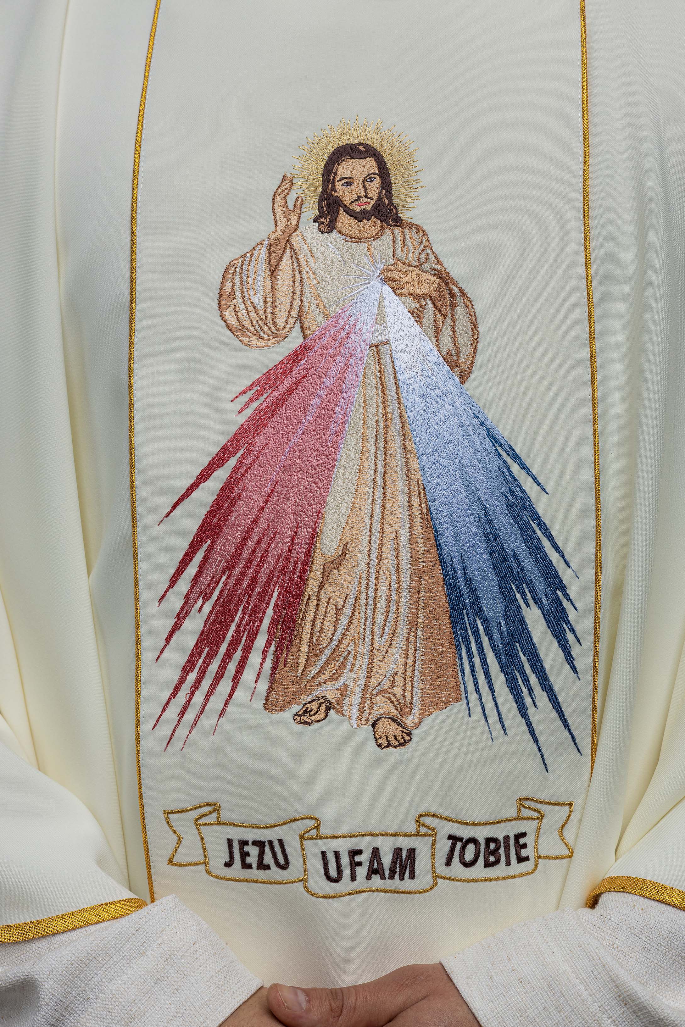 Casulla marfil con bordado Jesús misericordioso