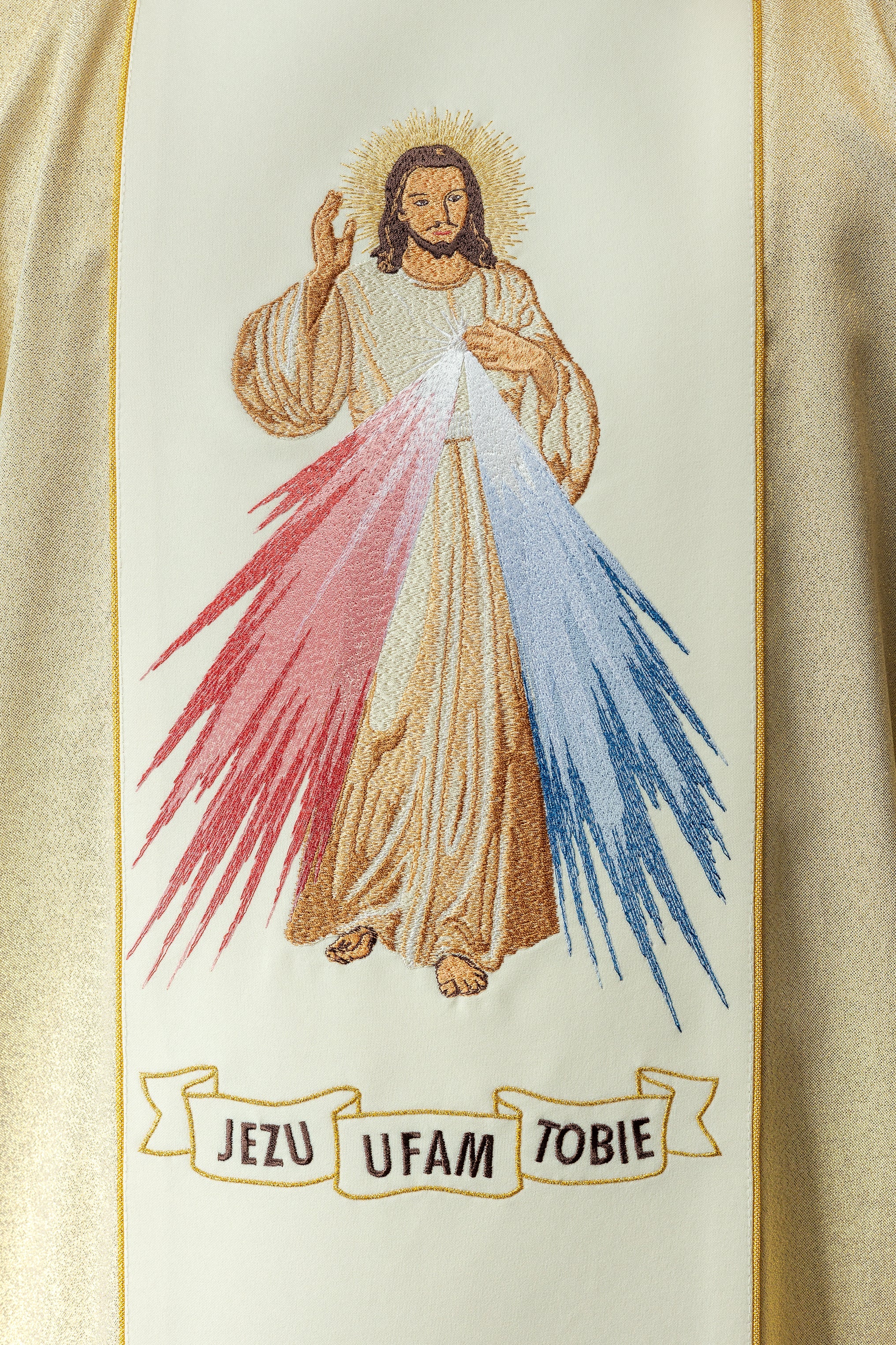 Casulla dorada con bordado Jesús misericordioso