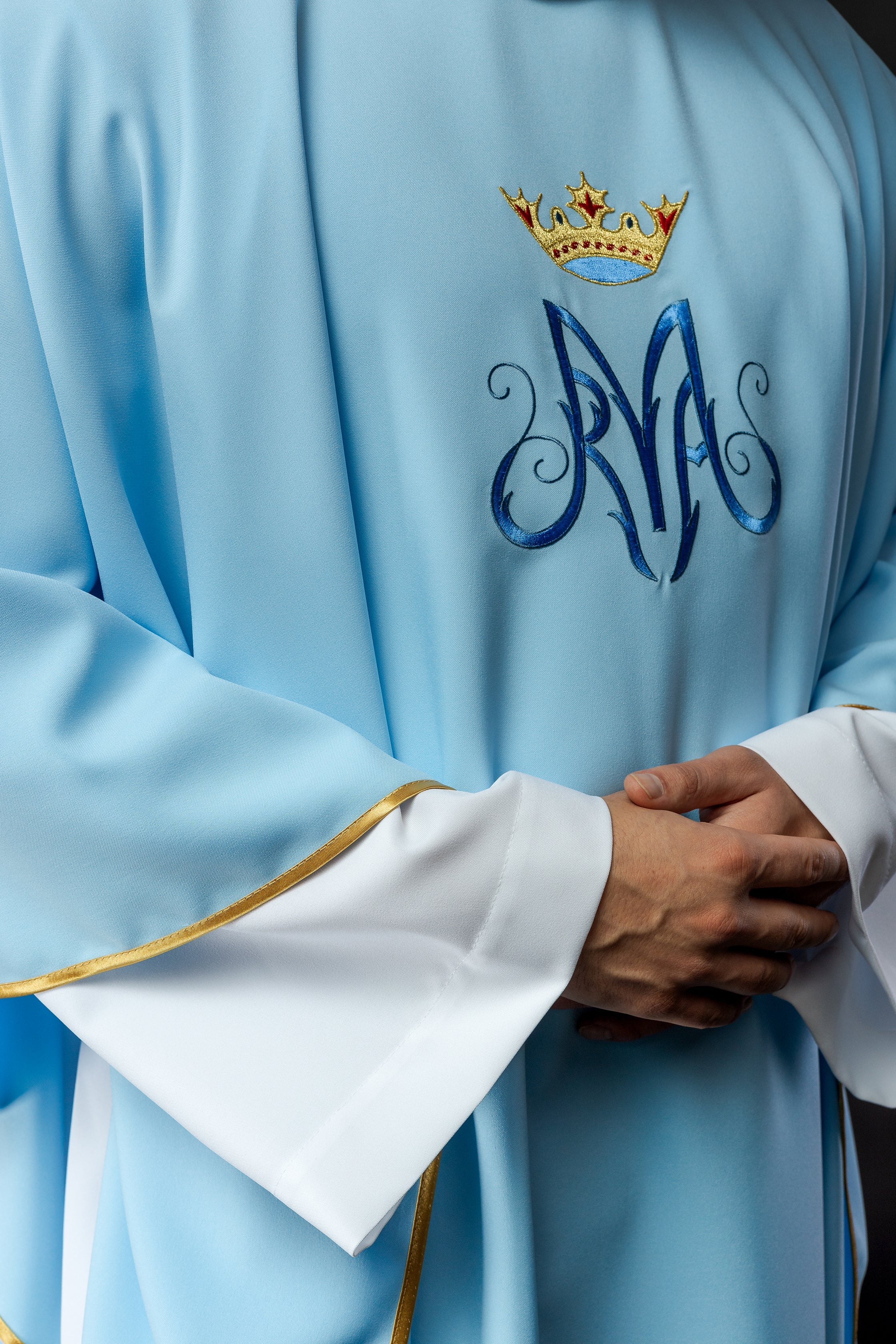 Casulla Mariana azul con bordado