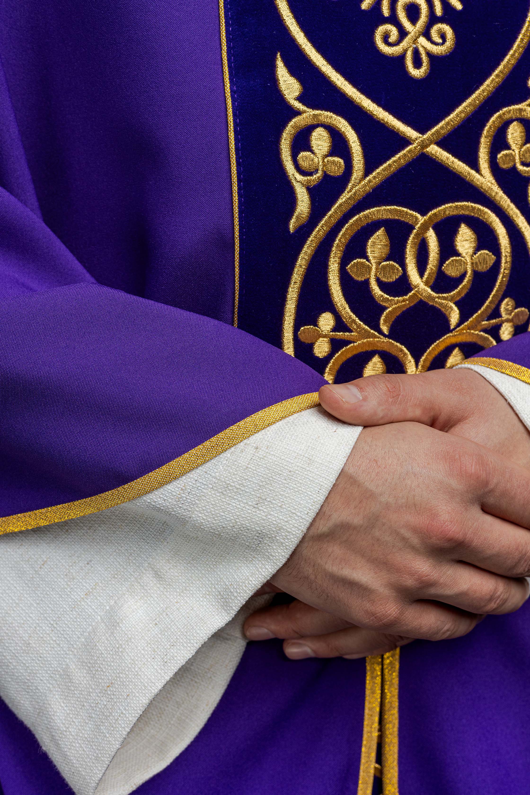 Casulla litúrgica morada con bordado en terciopelo