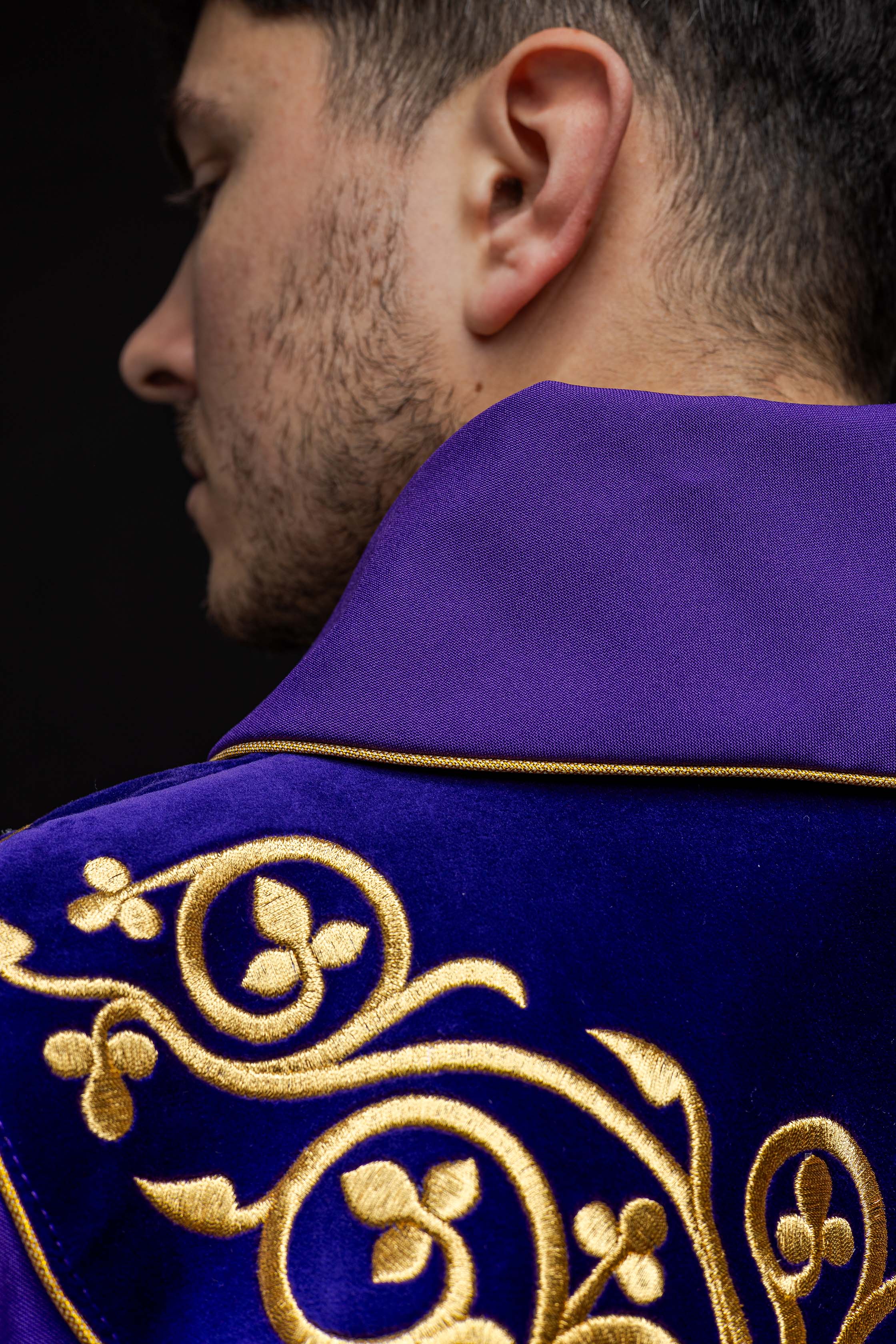 Casulla litúrgica morada con bordado en terciopelo