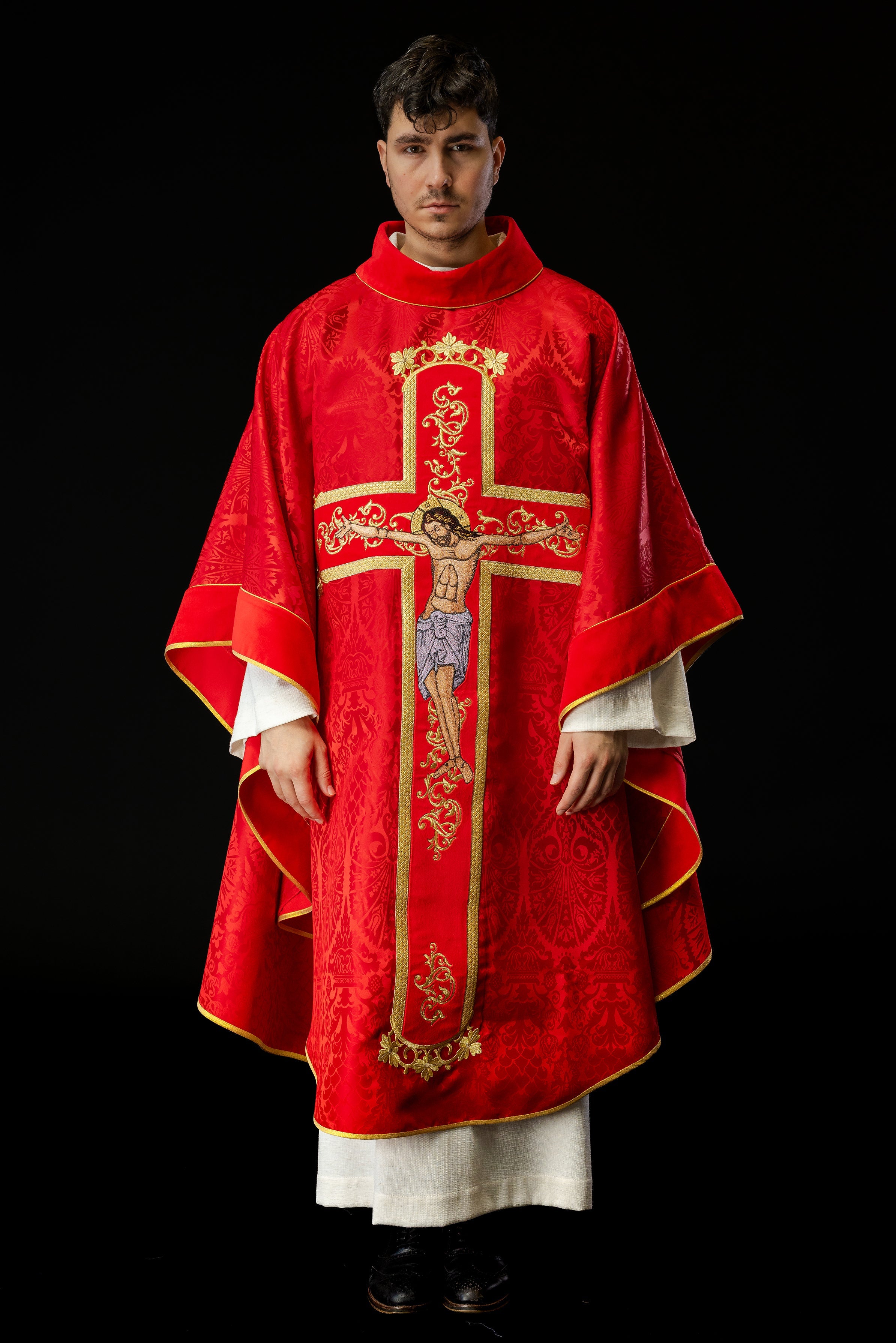 Casulla roja con bordado Jesucristo, la tela decorativa