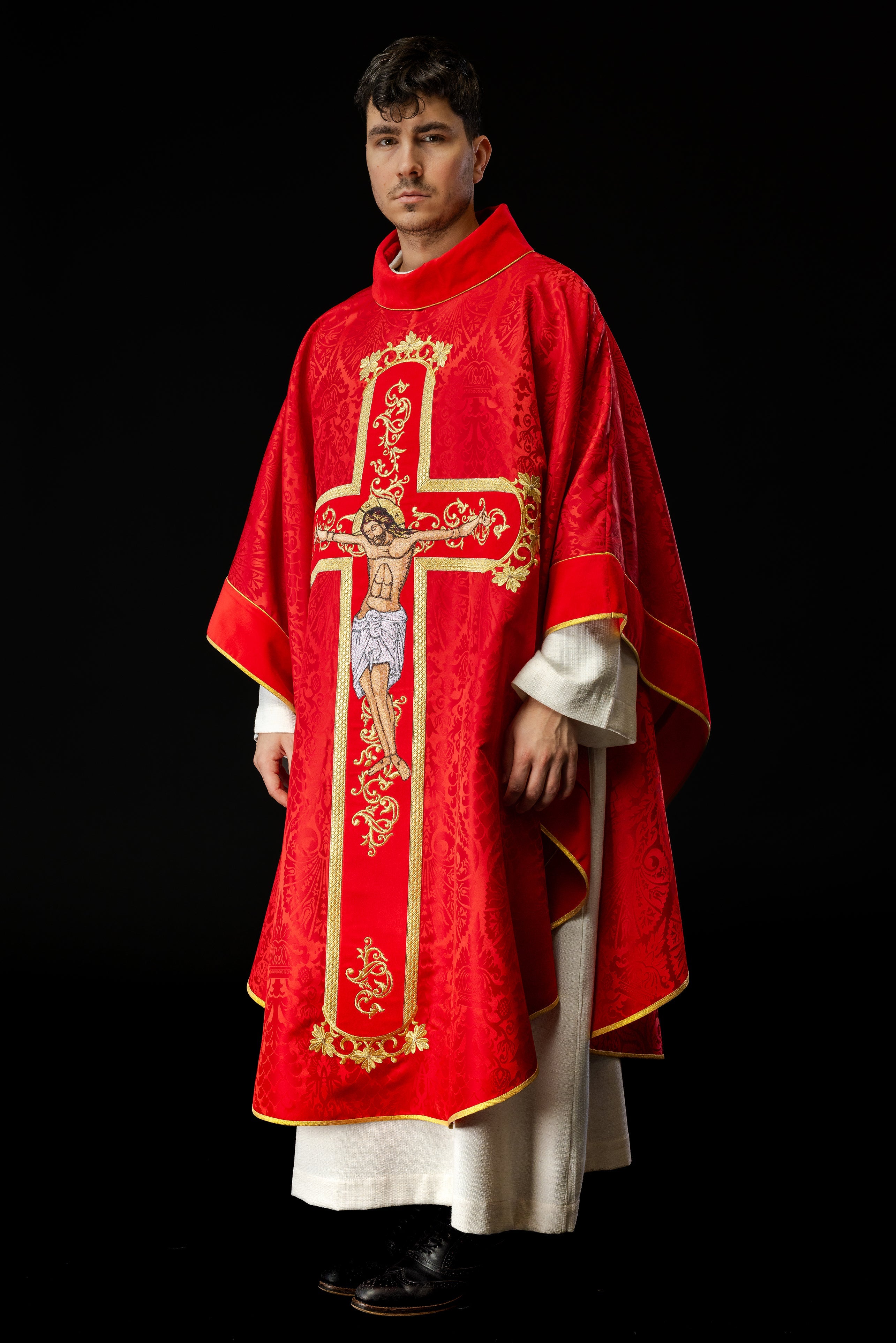 Casulla roja con bordado Jesucristo, la tela decorativa