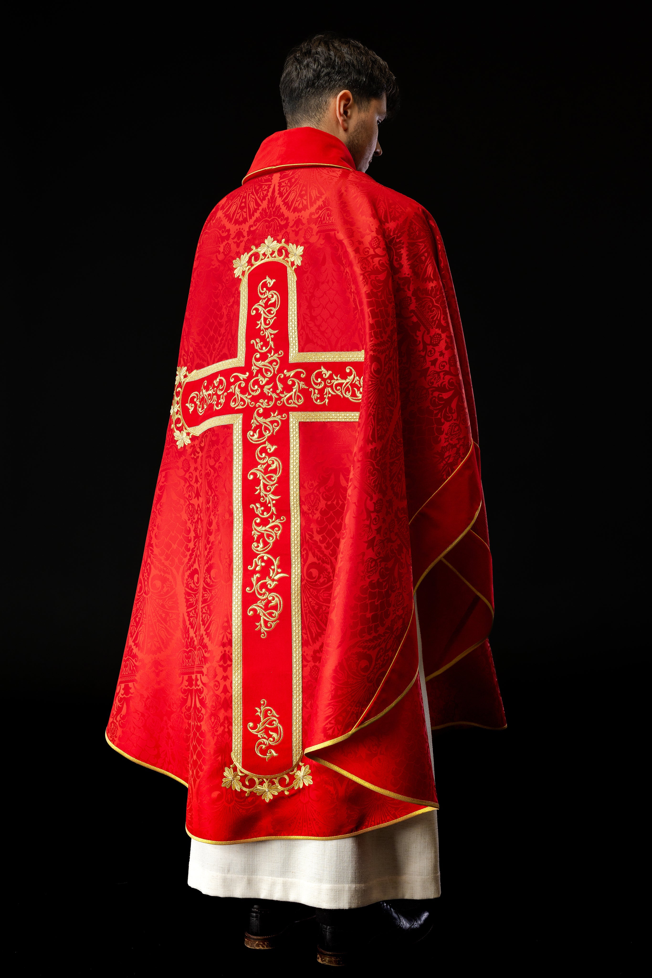 Casulla roja con bordado Jesucristo, la tela decorativa