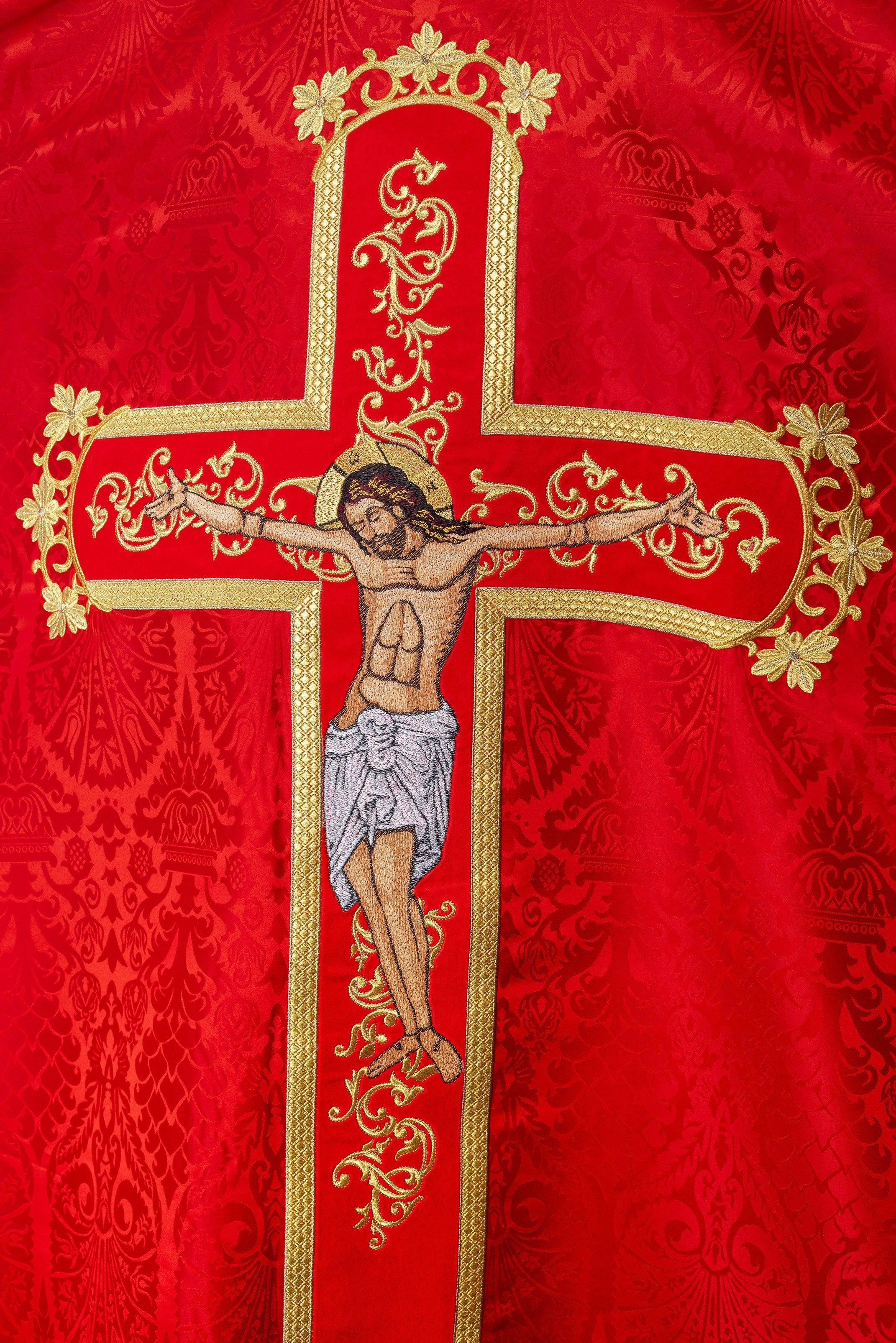 Casulla roja con bordado Jesucristo, la tela decorativa