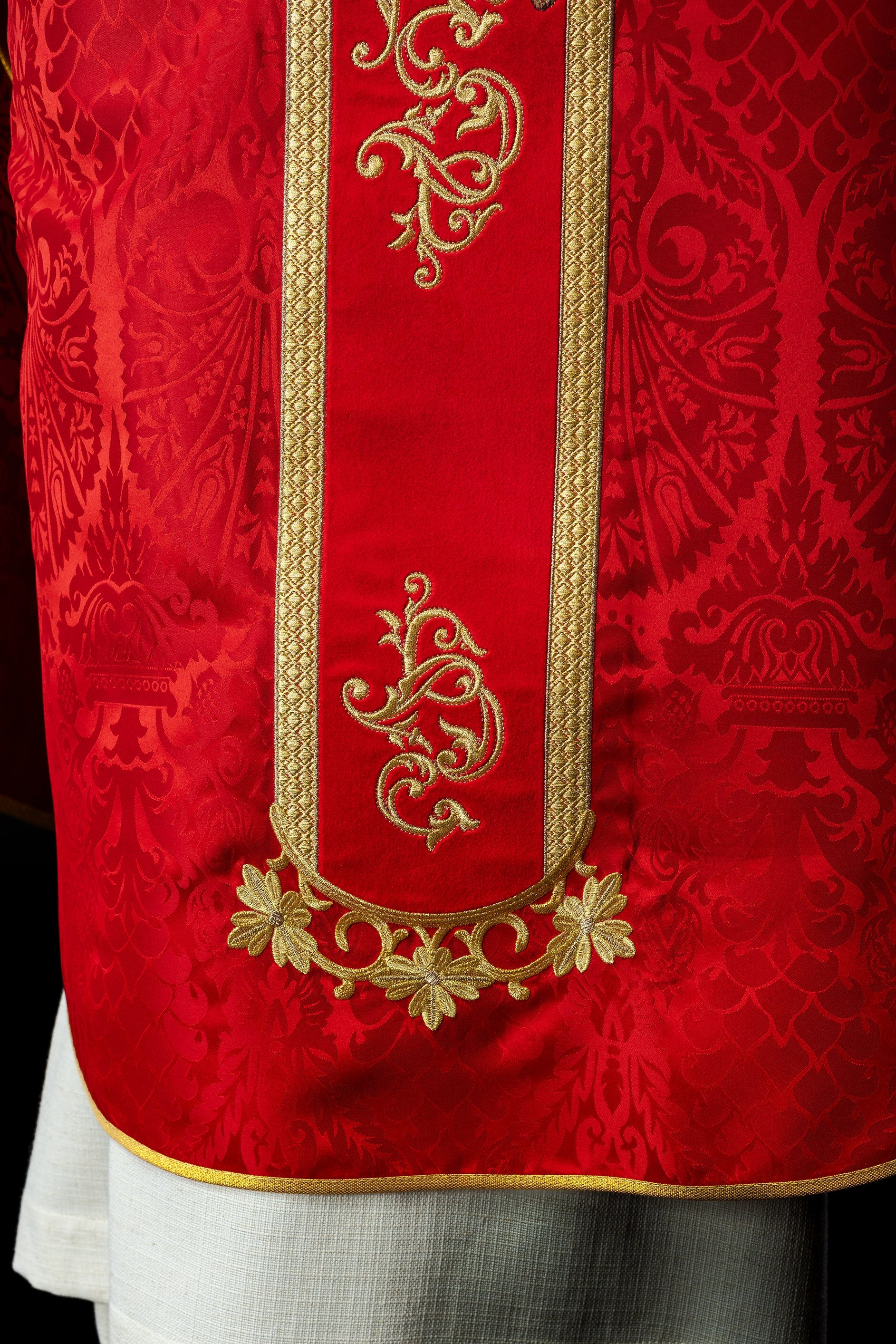 Casulla roja con bordado Jesucristo, la tela decorativa