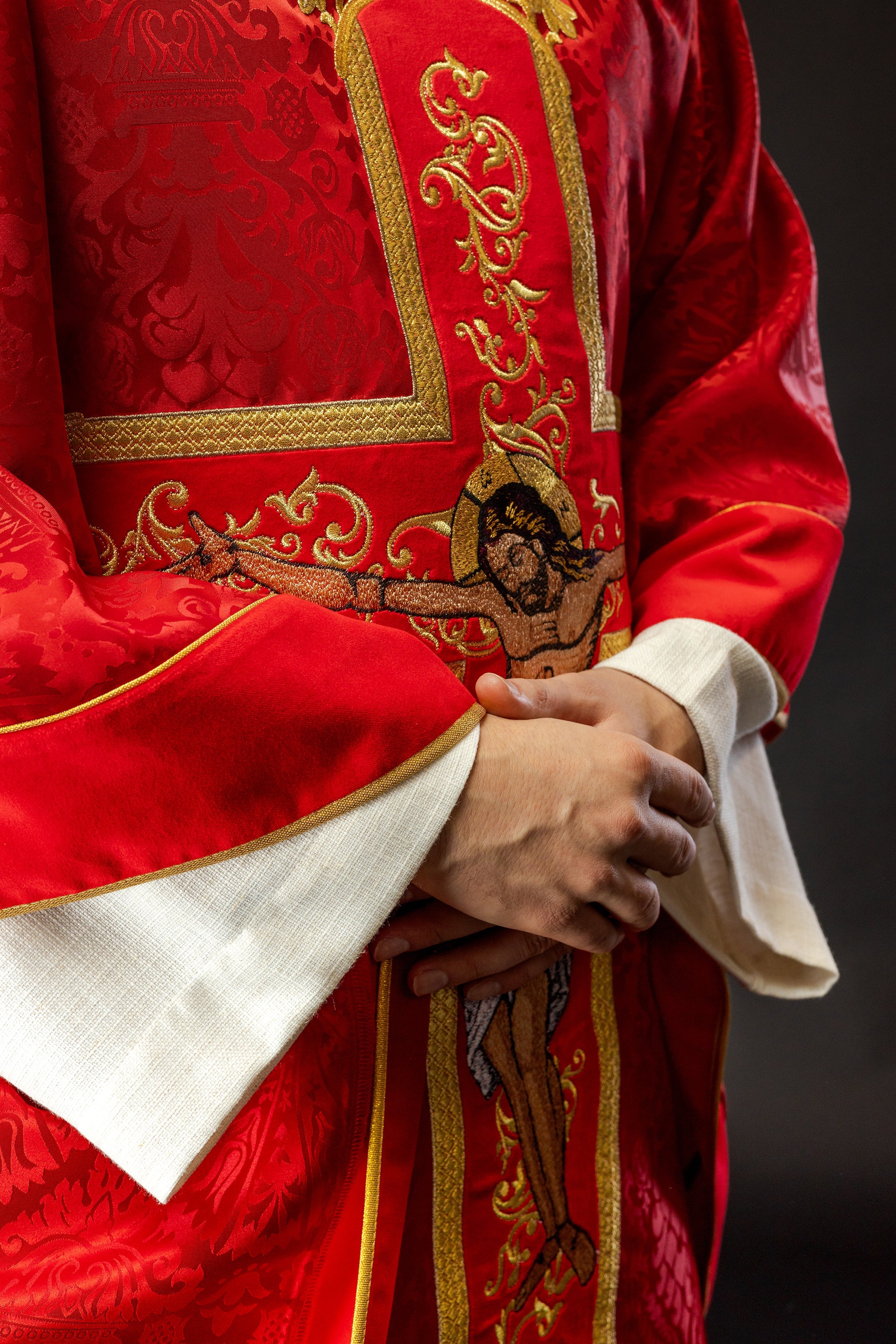 Casulla roja con bordado Jesucristo, la tela decorativa