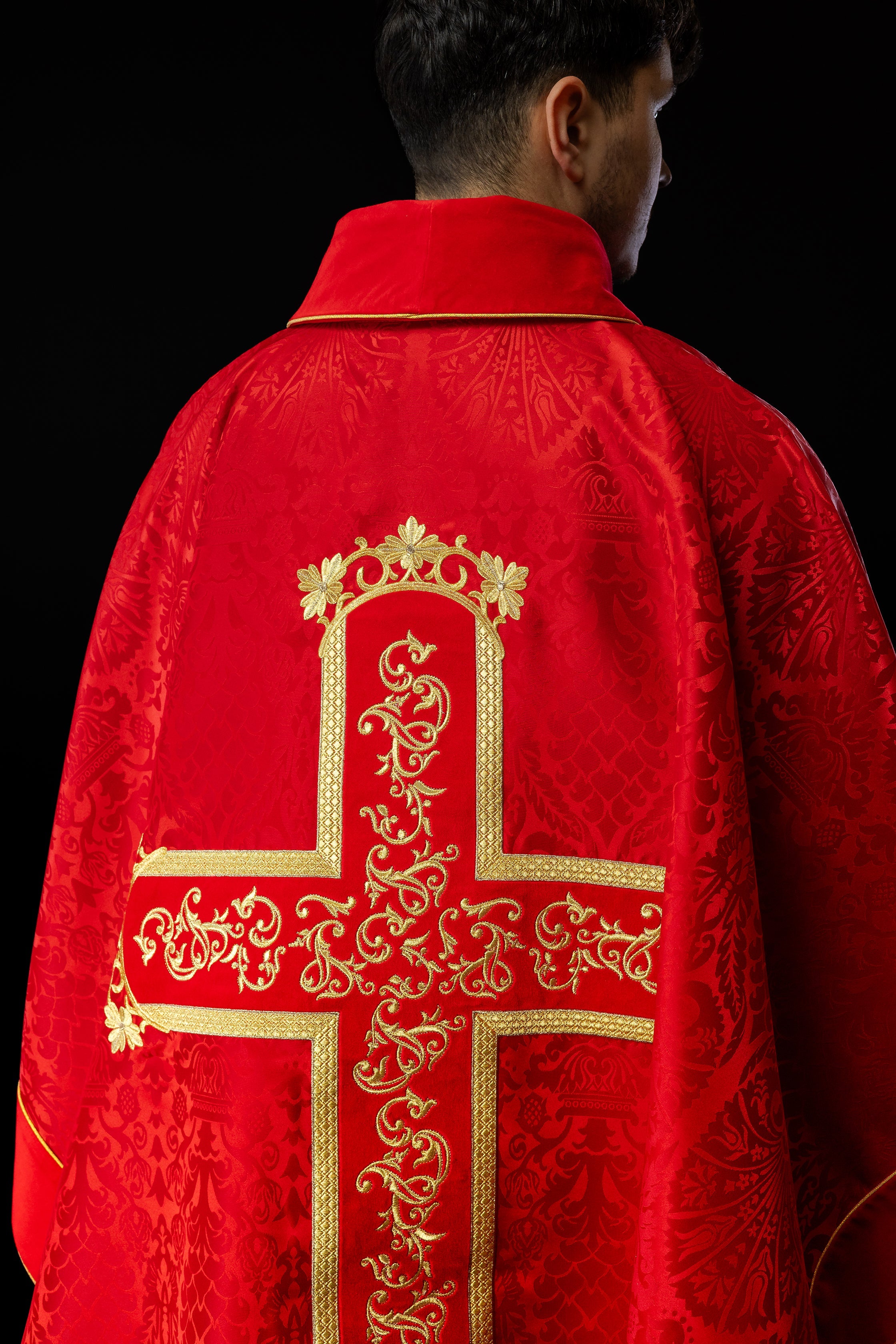 Casulla roja con bordado Jesucristo, la tela decorativa