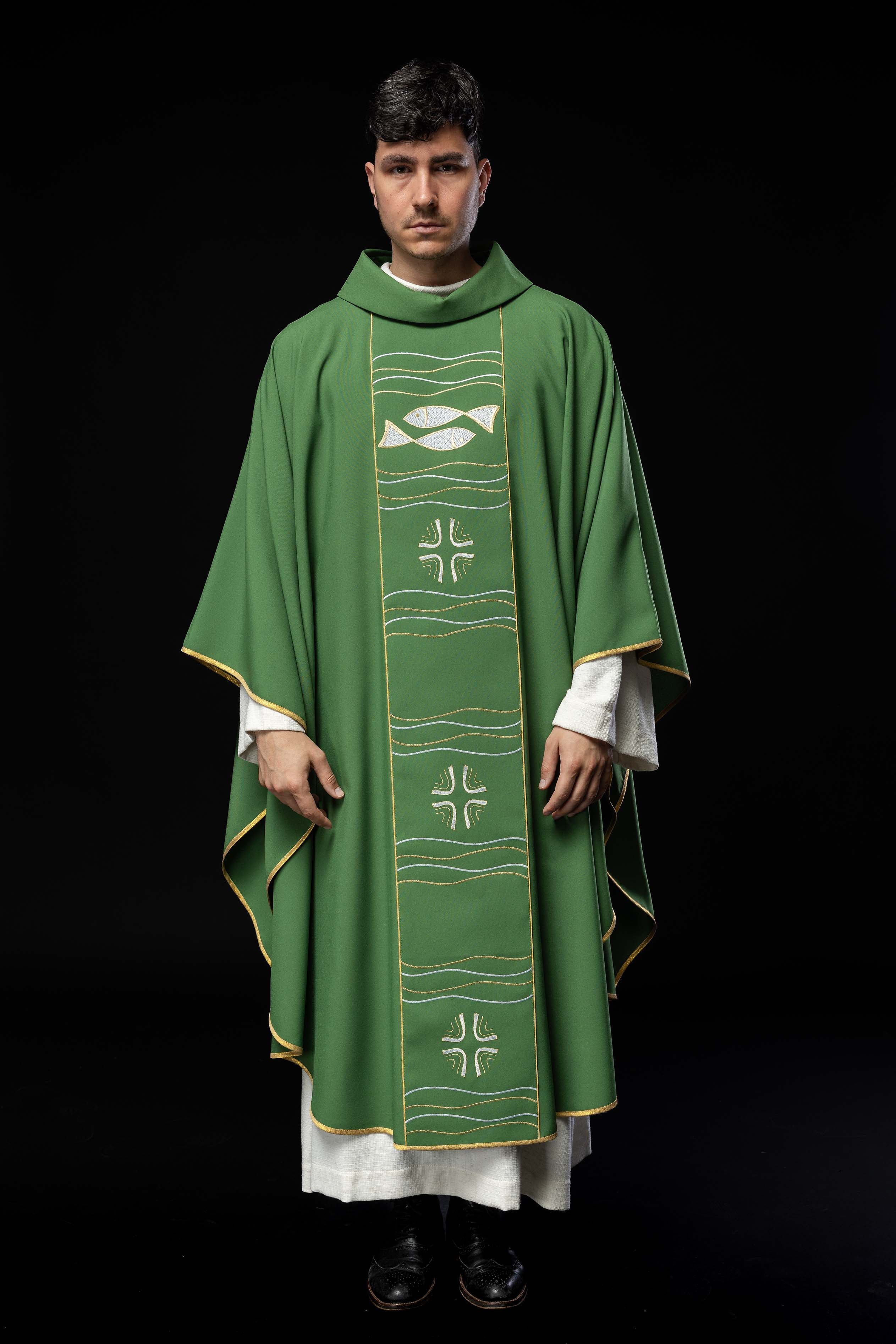 Casulla verde con bordado Cruz y Pez