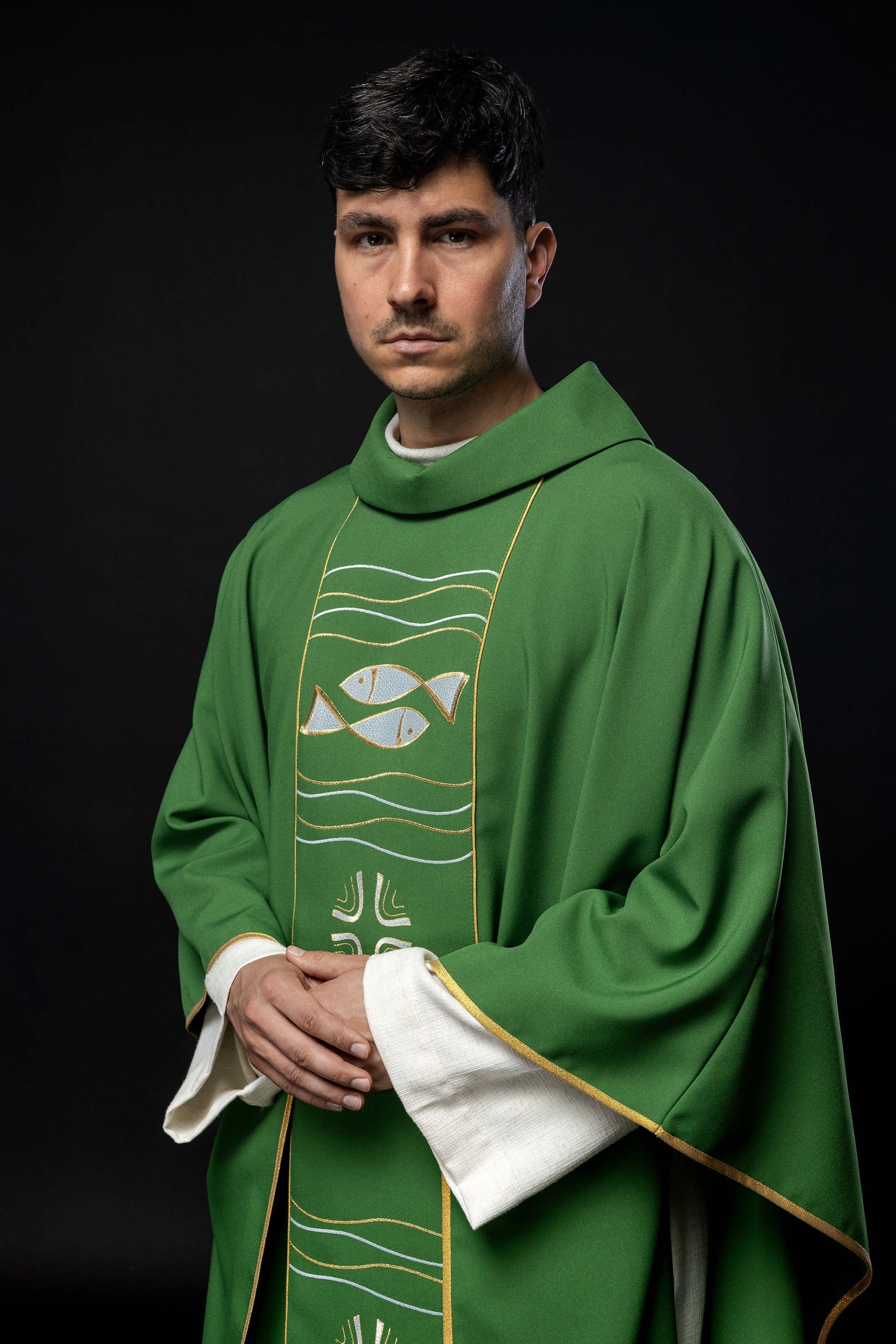 Casulla verde con bordado Cruz y Pez