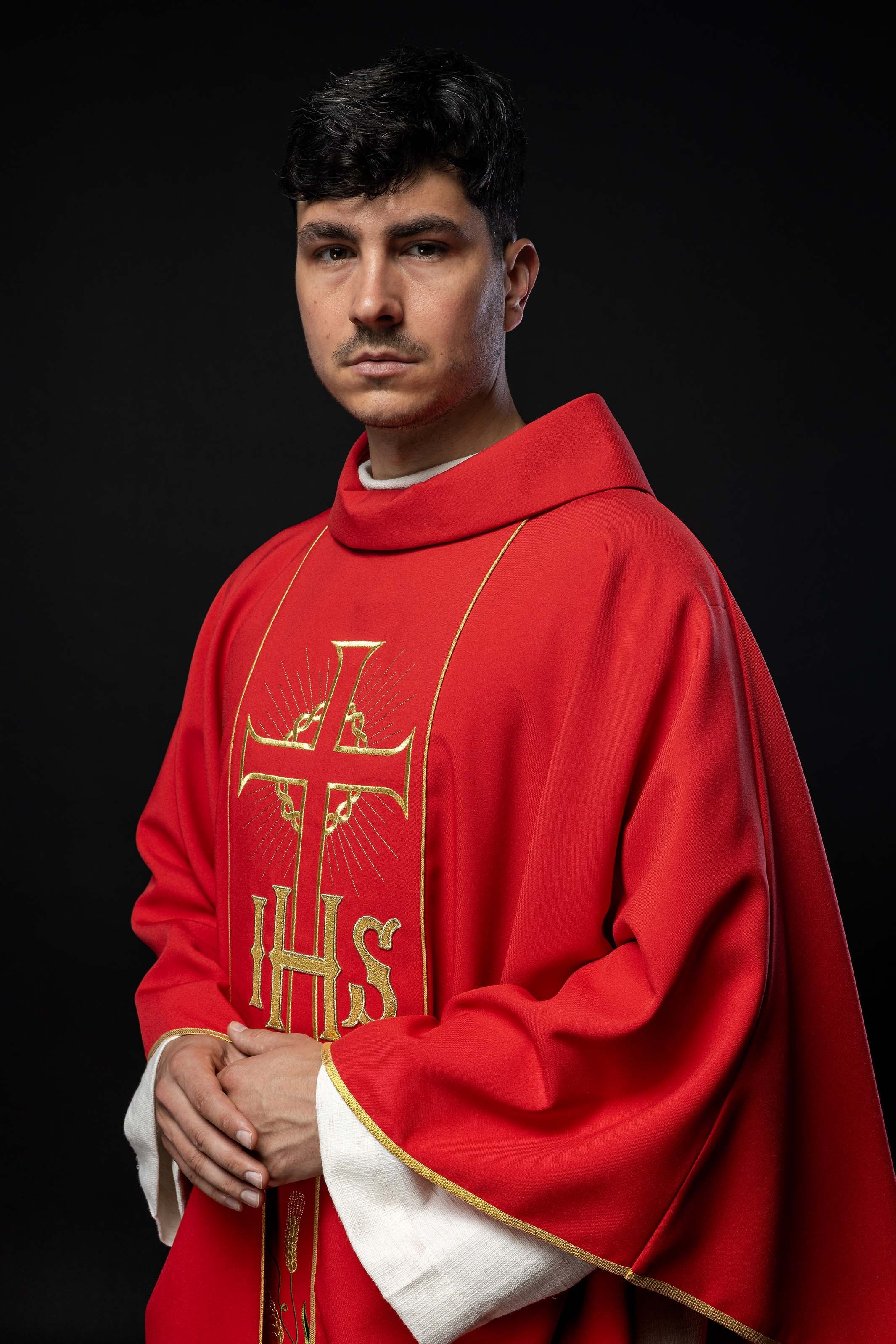 Casulla roja con bordado Cruz, IHS y hojas de vid