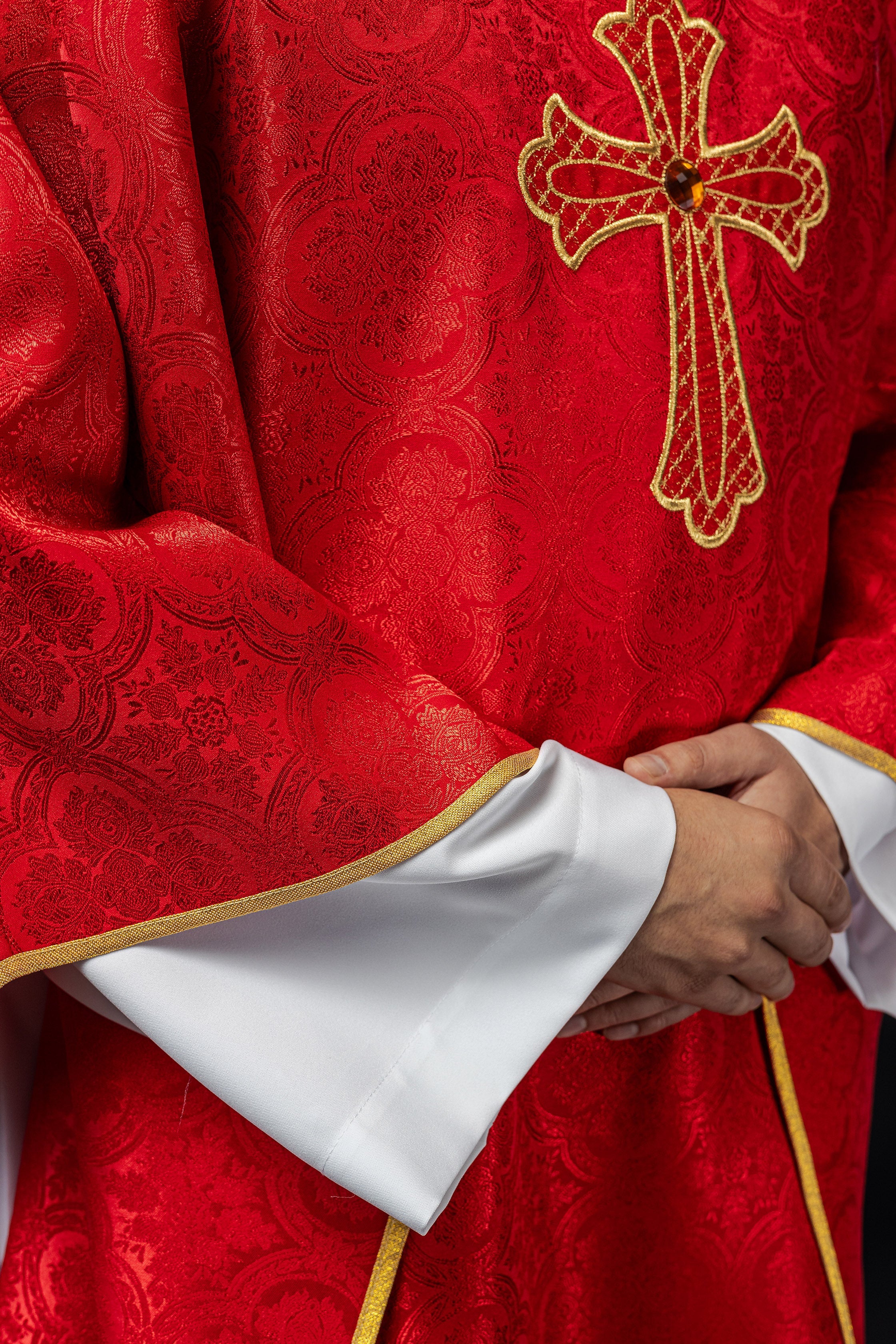 Casulla bordada con el símbolo de la cruz Roja