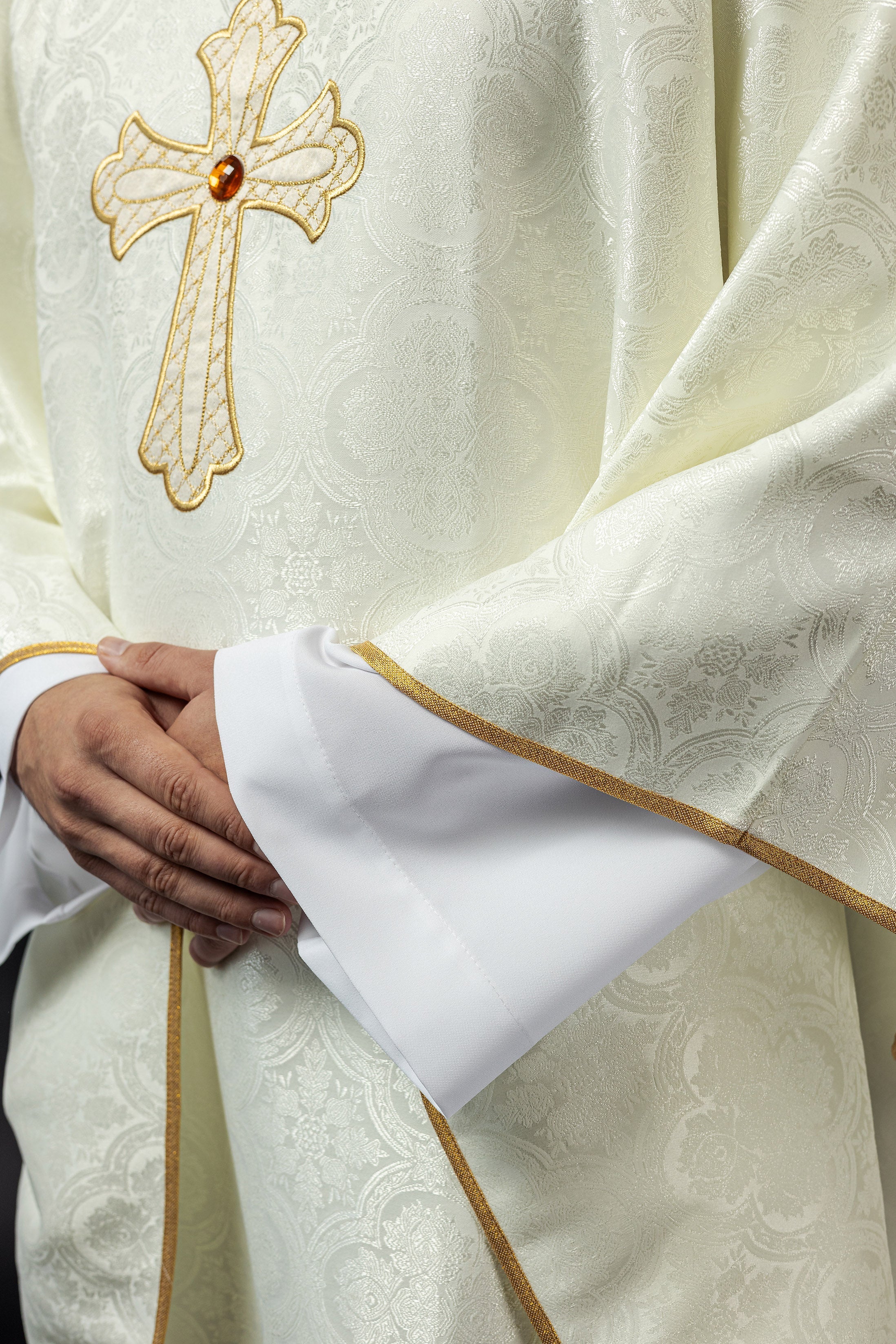 Casulla marfil con bordado Cruz