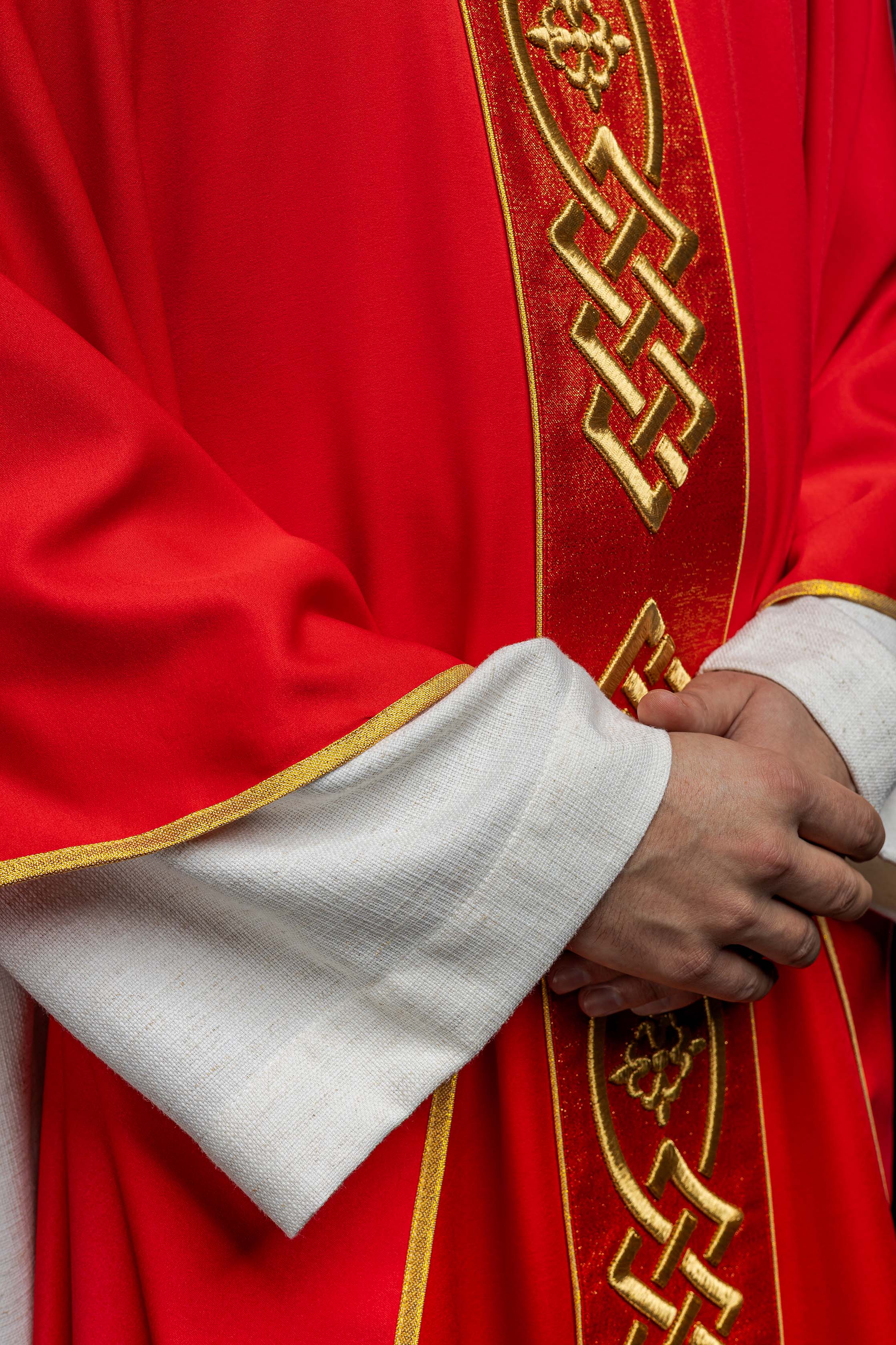 Casulla roja con galón ricamente bordado