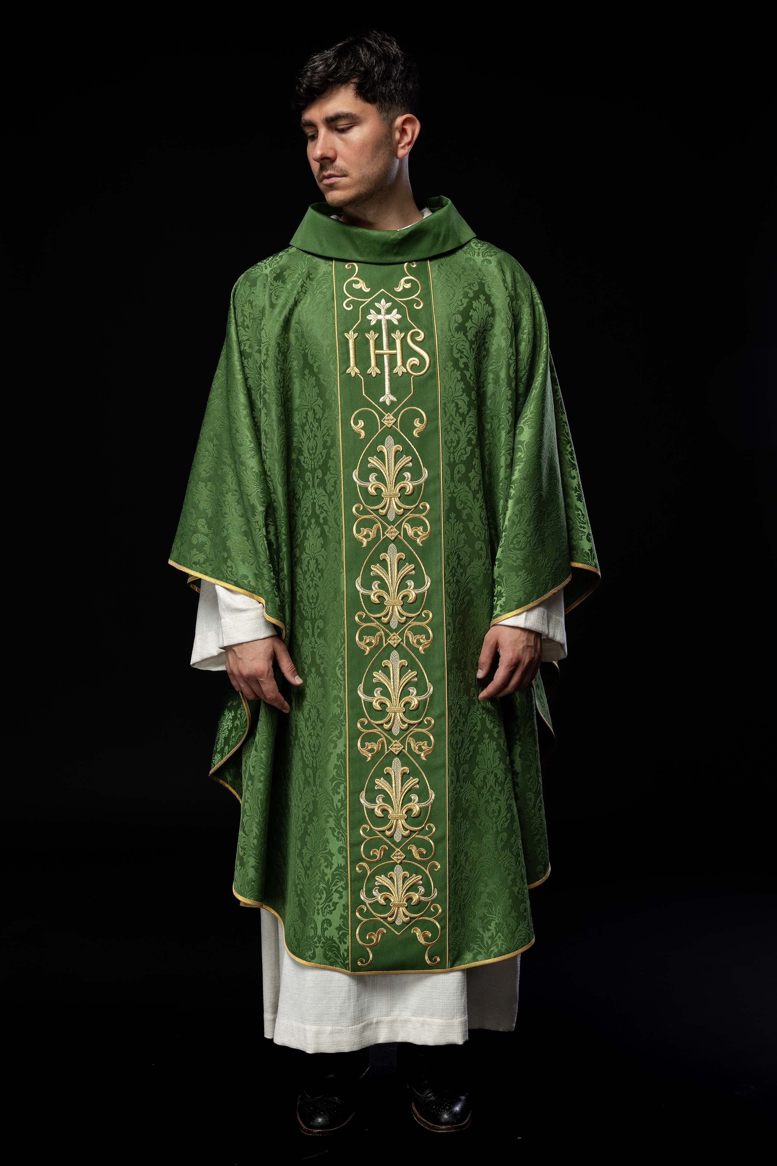 Casulla verde con bordado IHS ; la tela decorativa