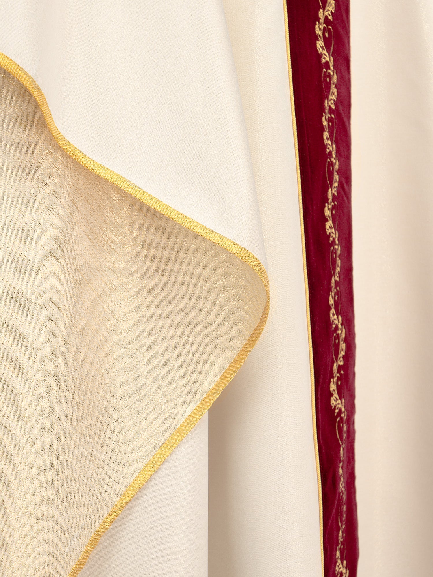 Casulla marfil de boda con galón rojo oscuro terciopelo