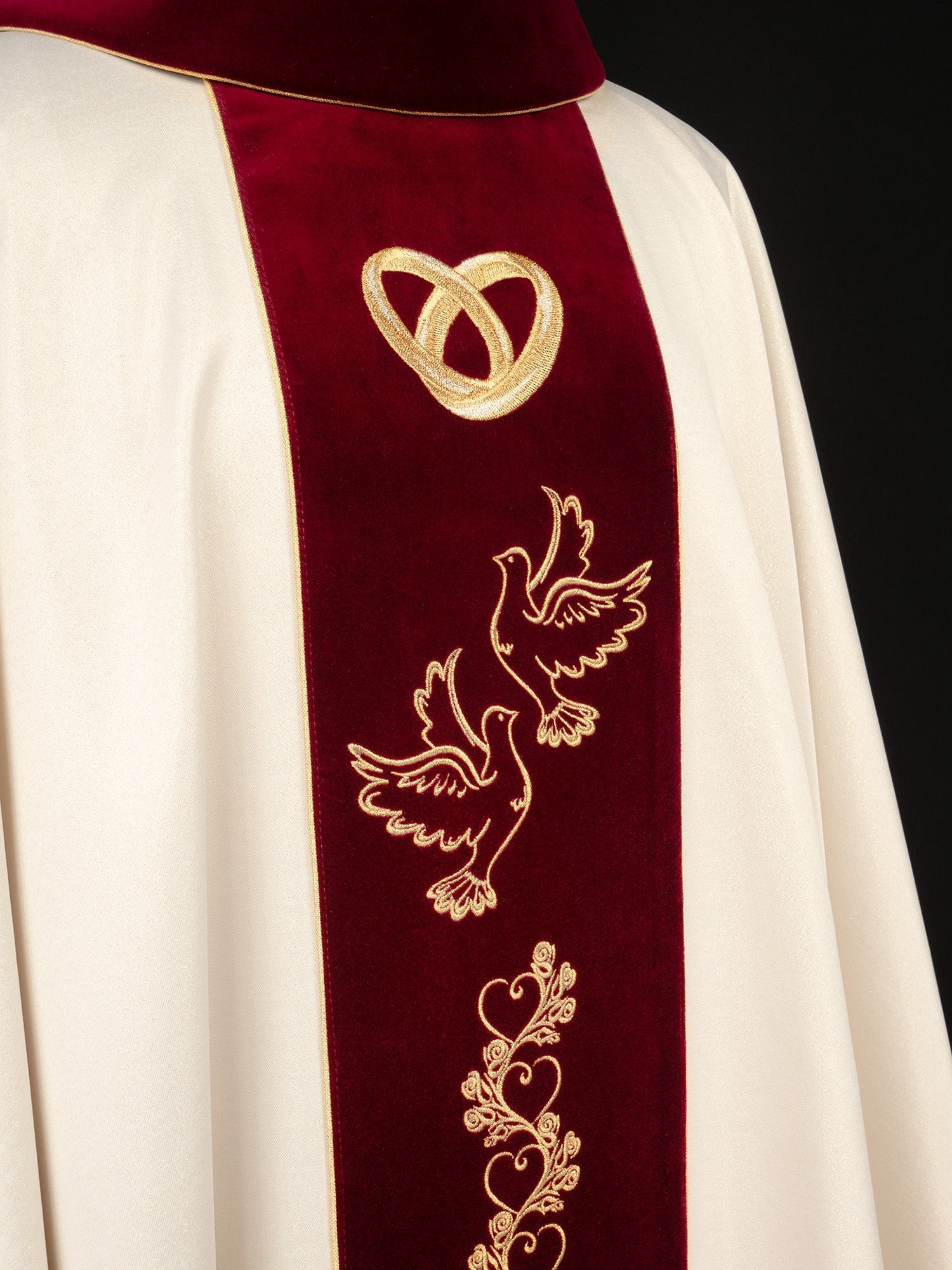 Casulla marfil de boda con galón rojo oscuro terciopelo