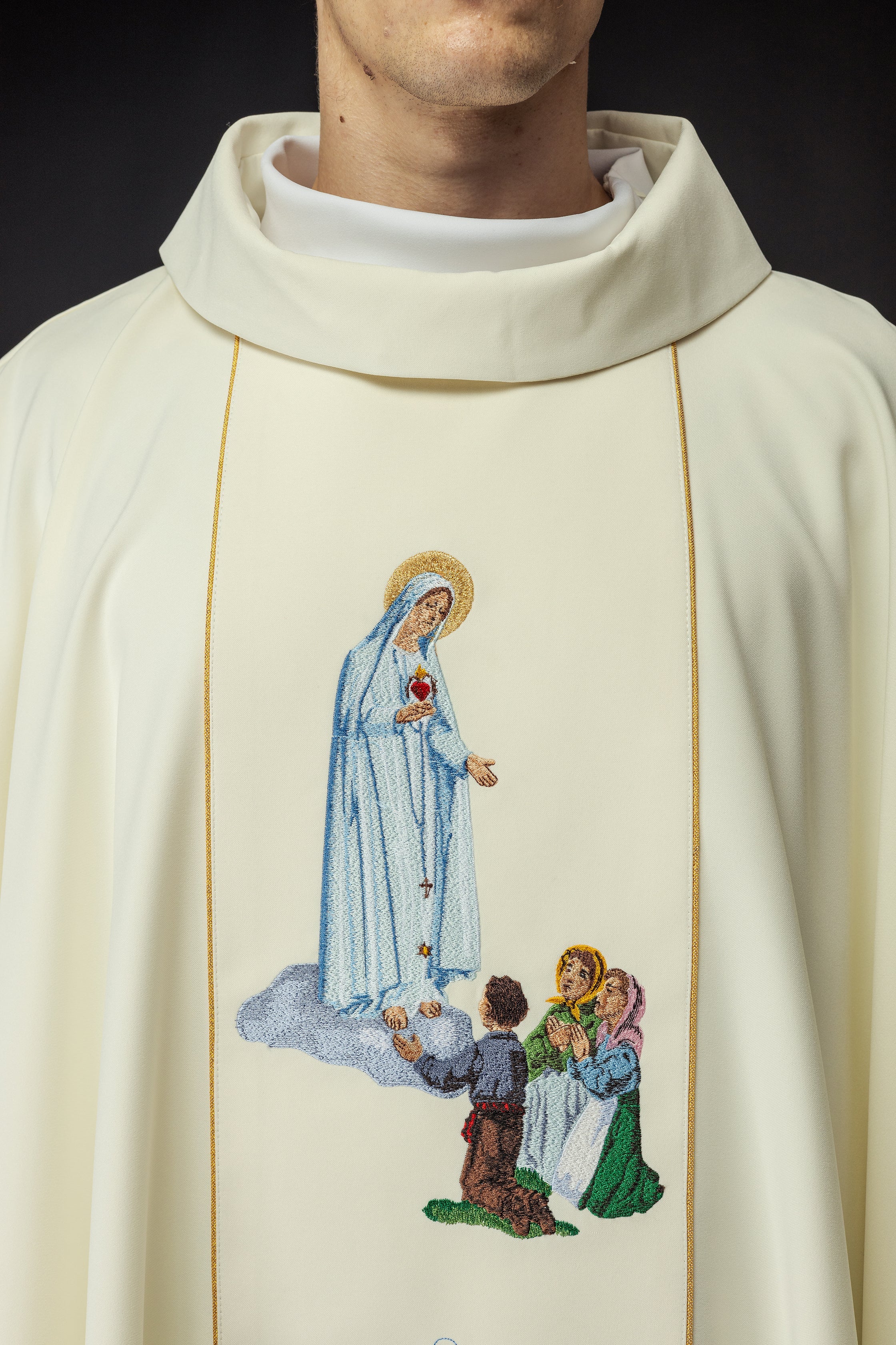 Casulla bordada con la imagen de Nuestra Señora de Fátima